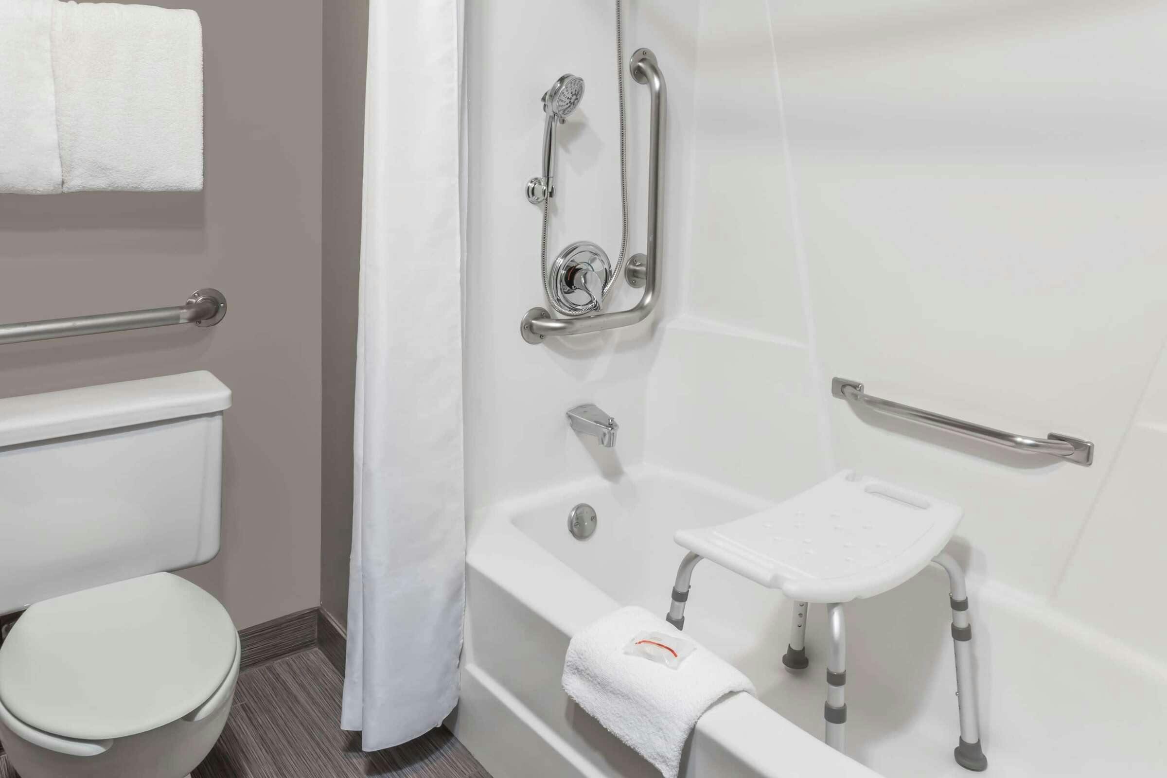 Hotel Baymont Glenview photo 4
