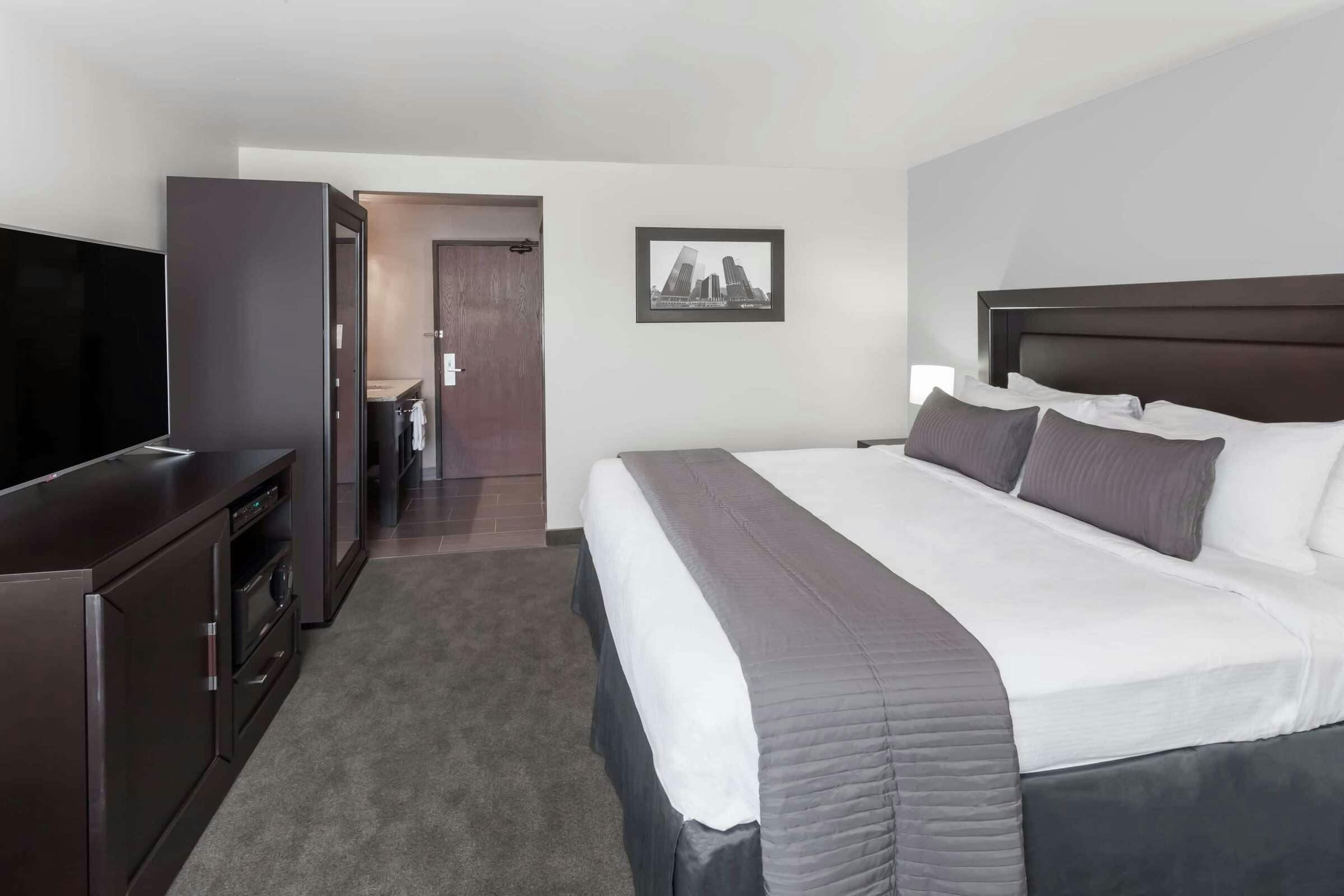 Hotel Baymont Glenview photo 5