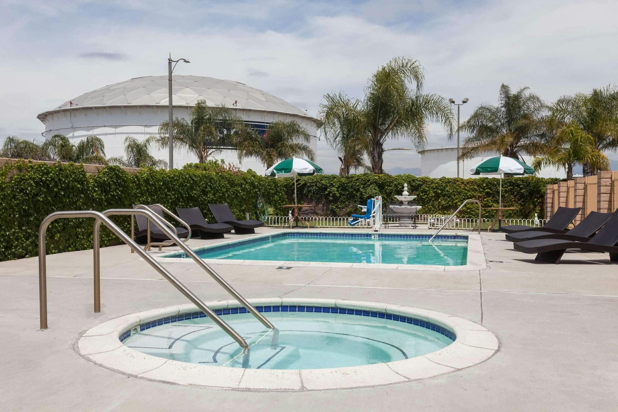 Hotel Days Inn and Suites South Gate photo 1