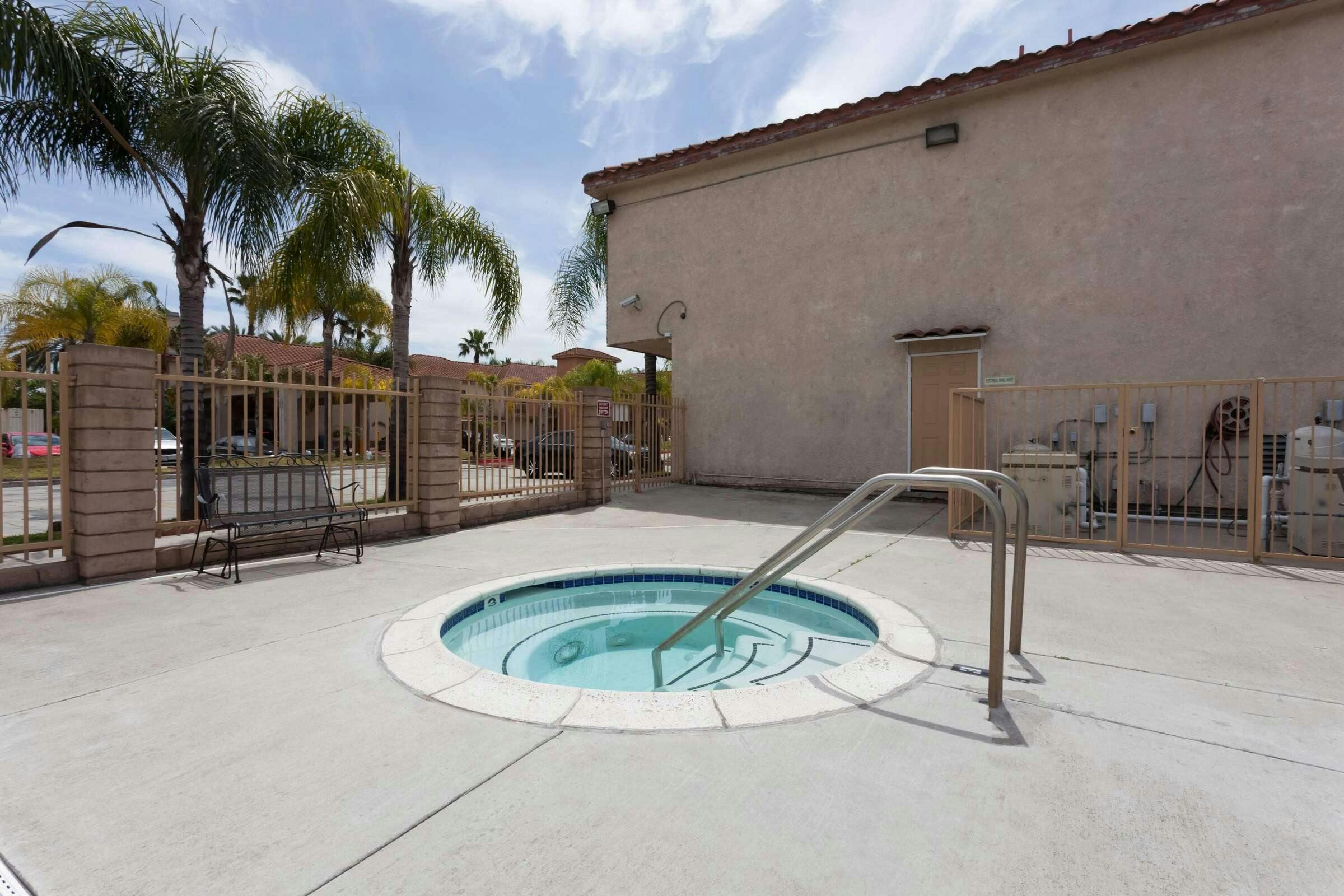 Hotel Days Inn and Suites South Gate photo 2