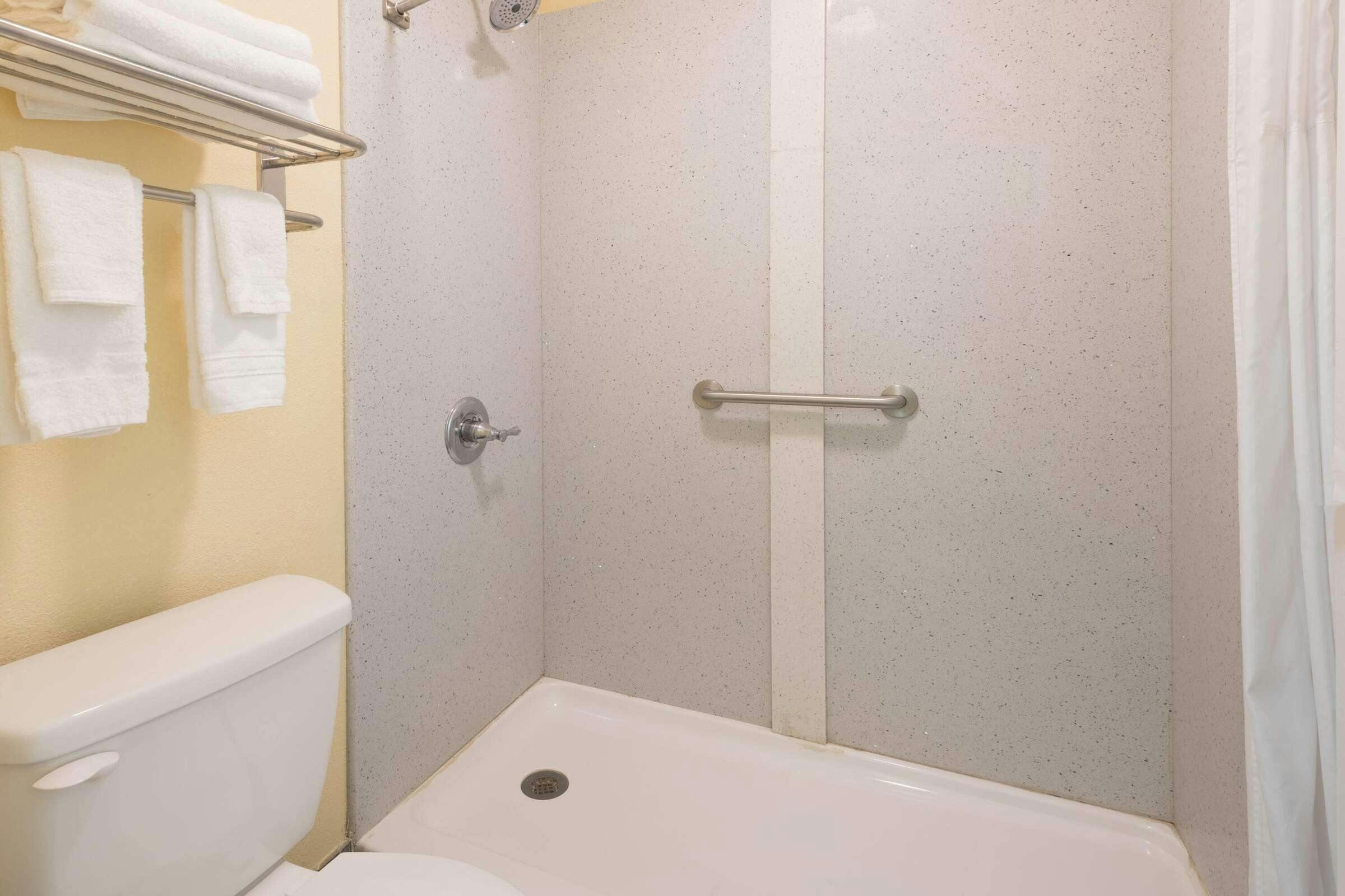 Hotel Days Inn Madison photo 5