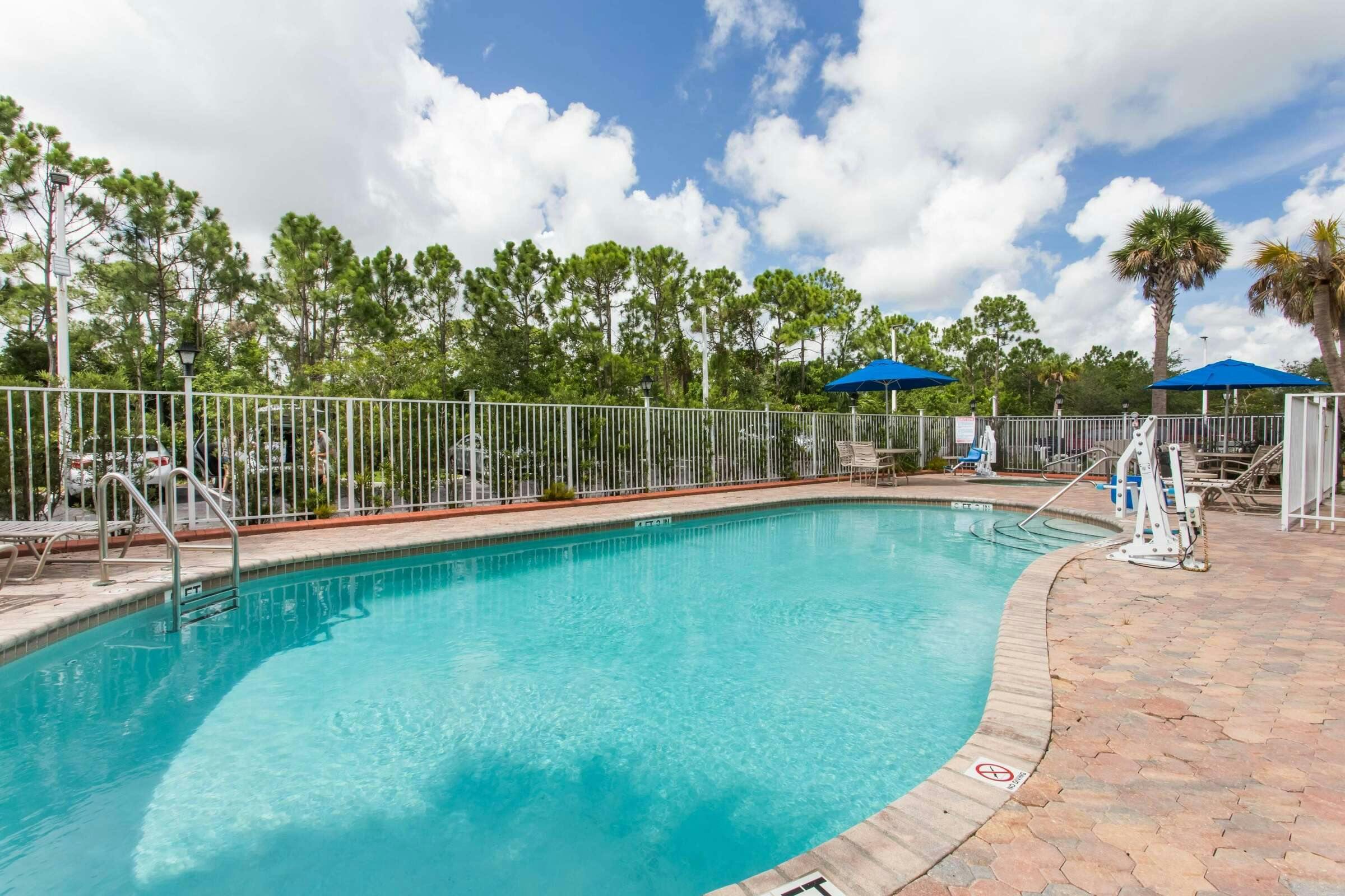 Hotel Days Inn/Stes Fort Pierce I-95 photo 1