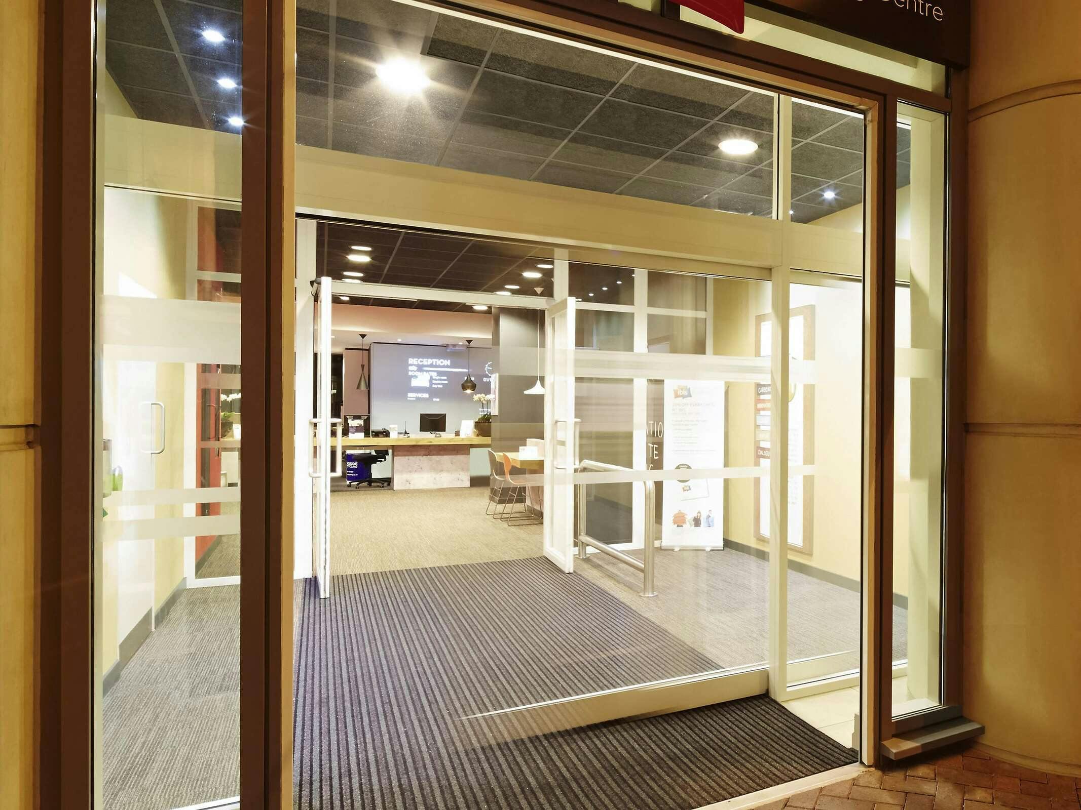 Hotel Ibis Reading Centre photo 2