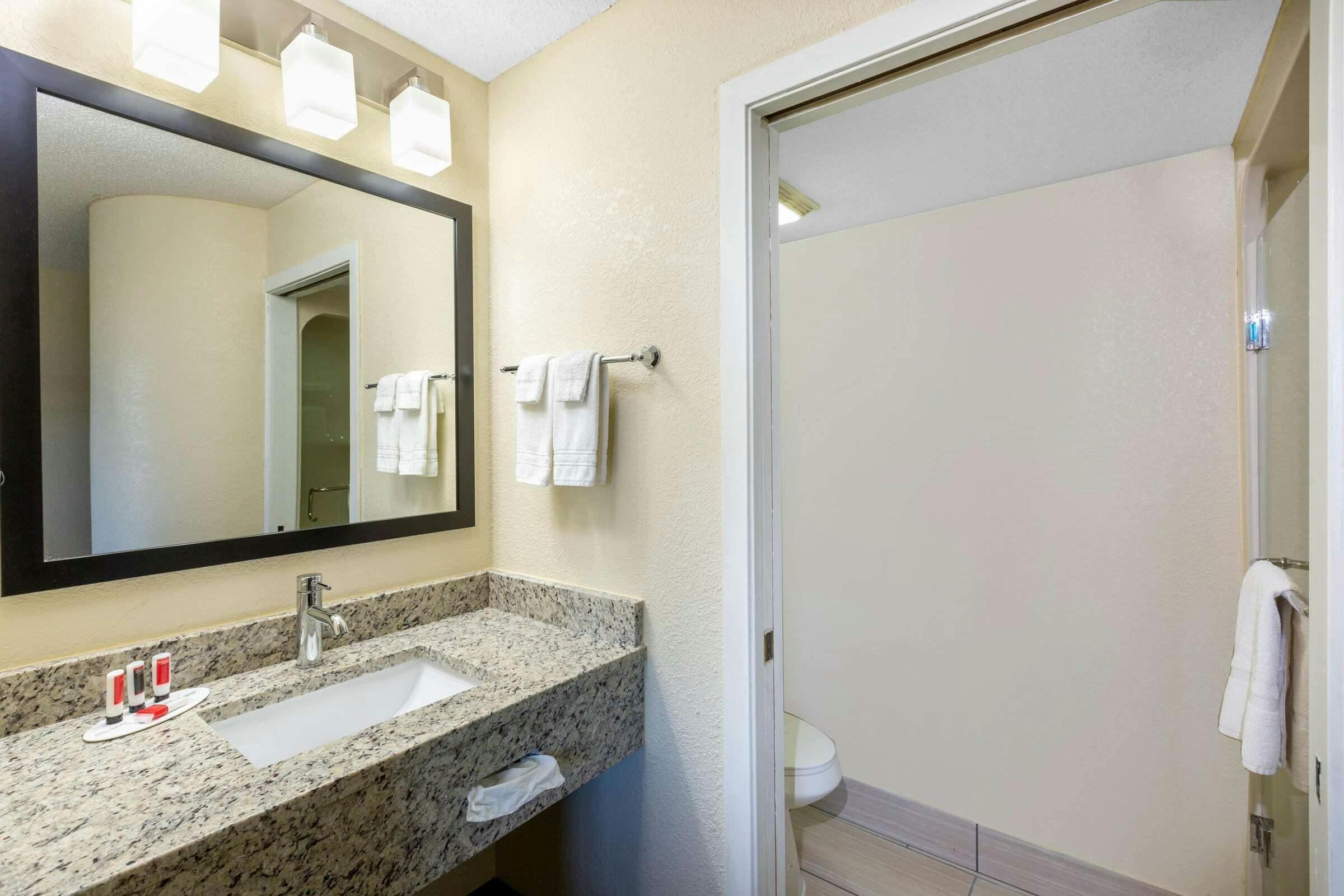 Hotel Baymont Mukwonago photo 4