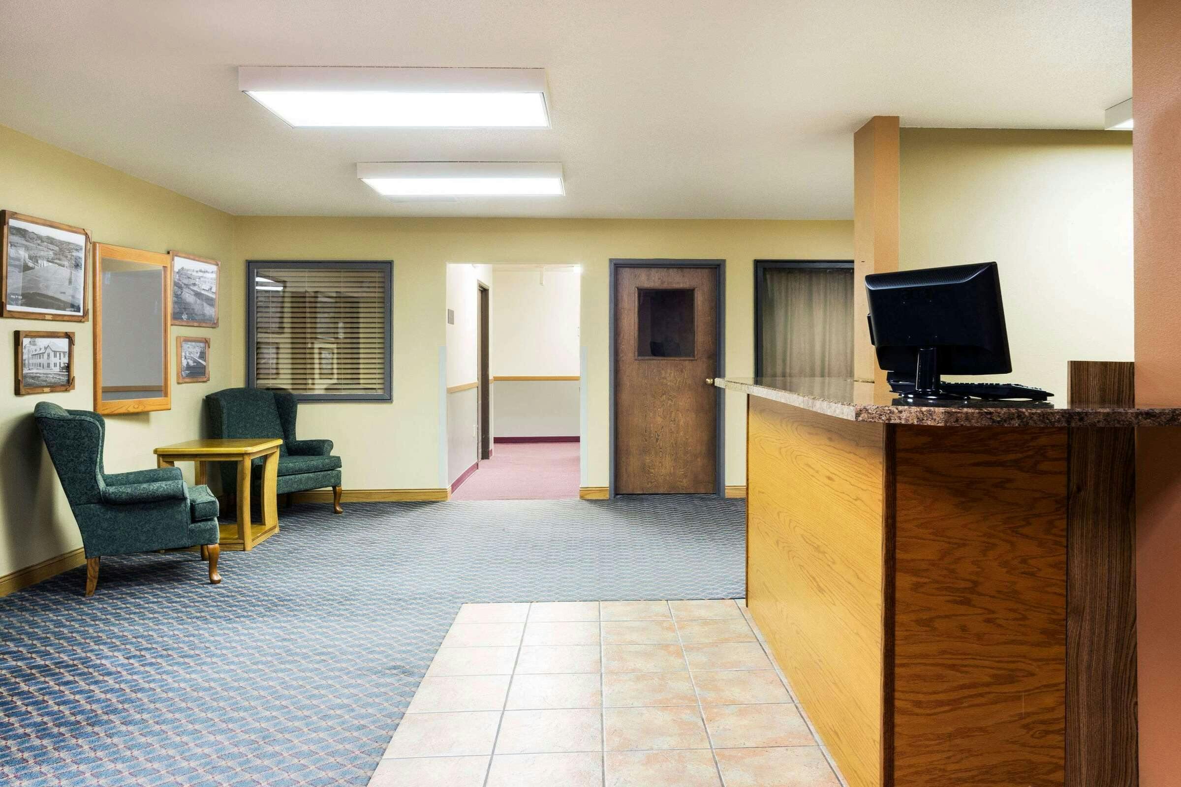 Hotel Super 8 by Wyndham Hot Springs photo 3
