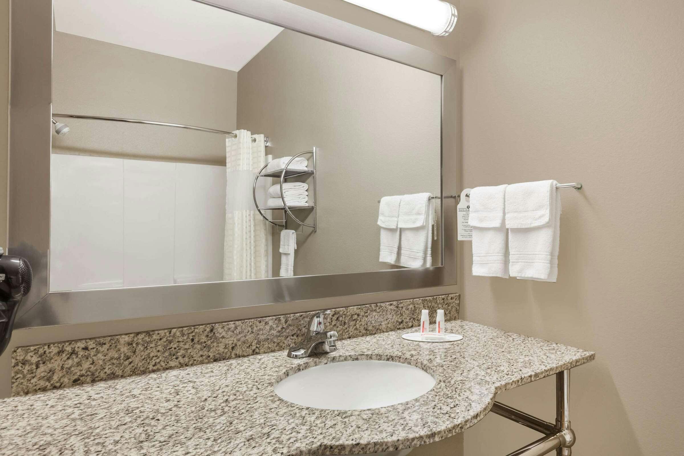 Hotel Days Inn and Suites Marquez photo 4