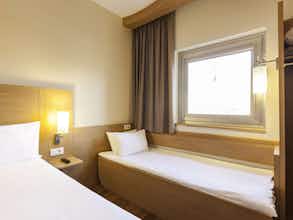 Hotel Ibis London Luton Airport photo 5