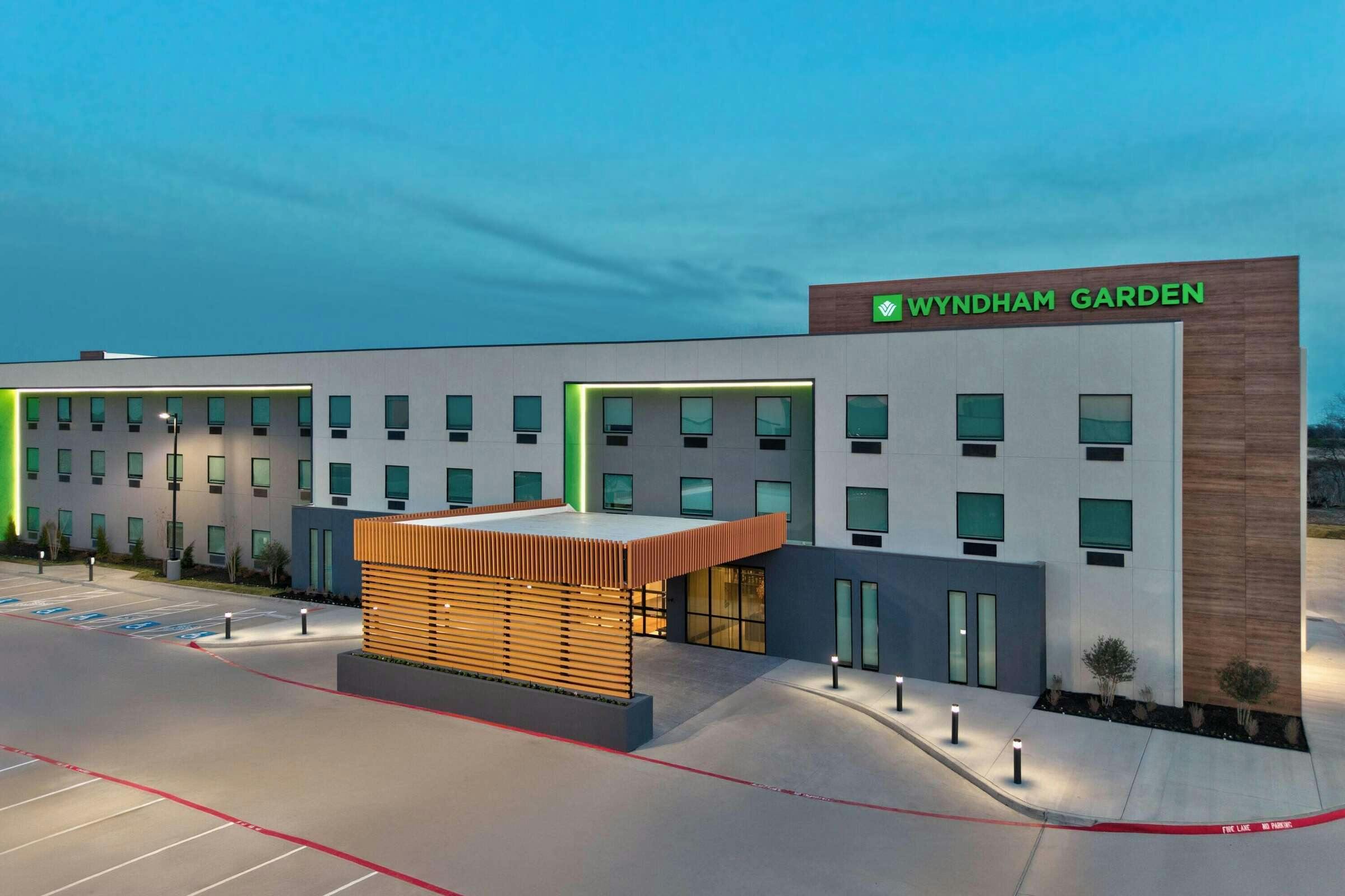 Hotel Wyndham Garden Anna photo 3