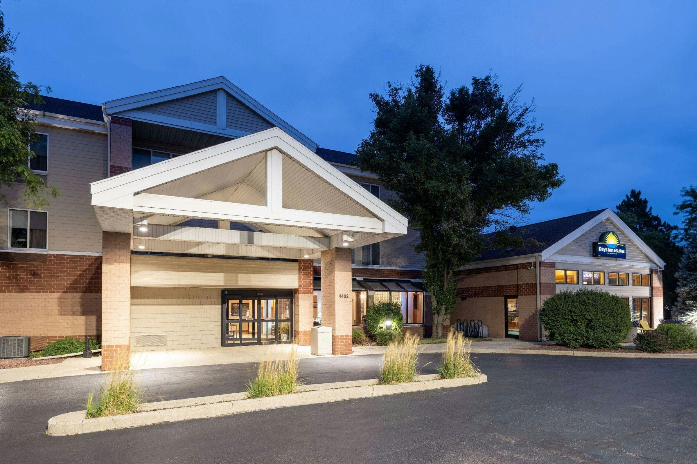 Hotel Days Inn and Suites Madison photo 2