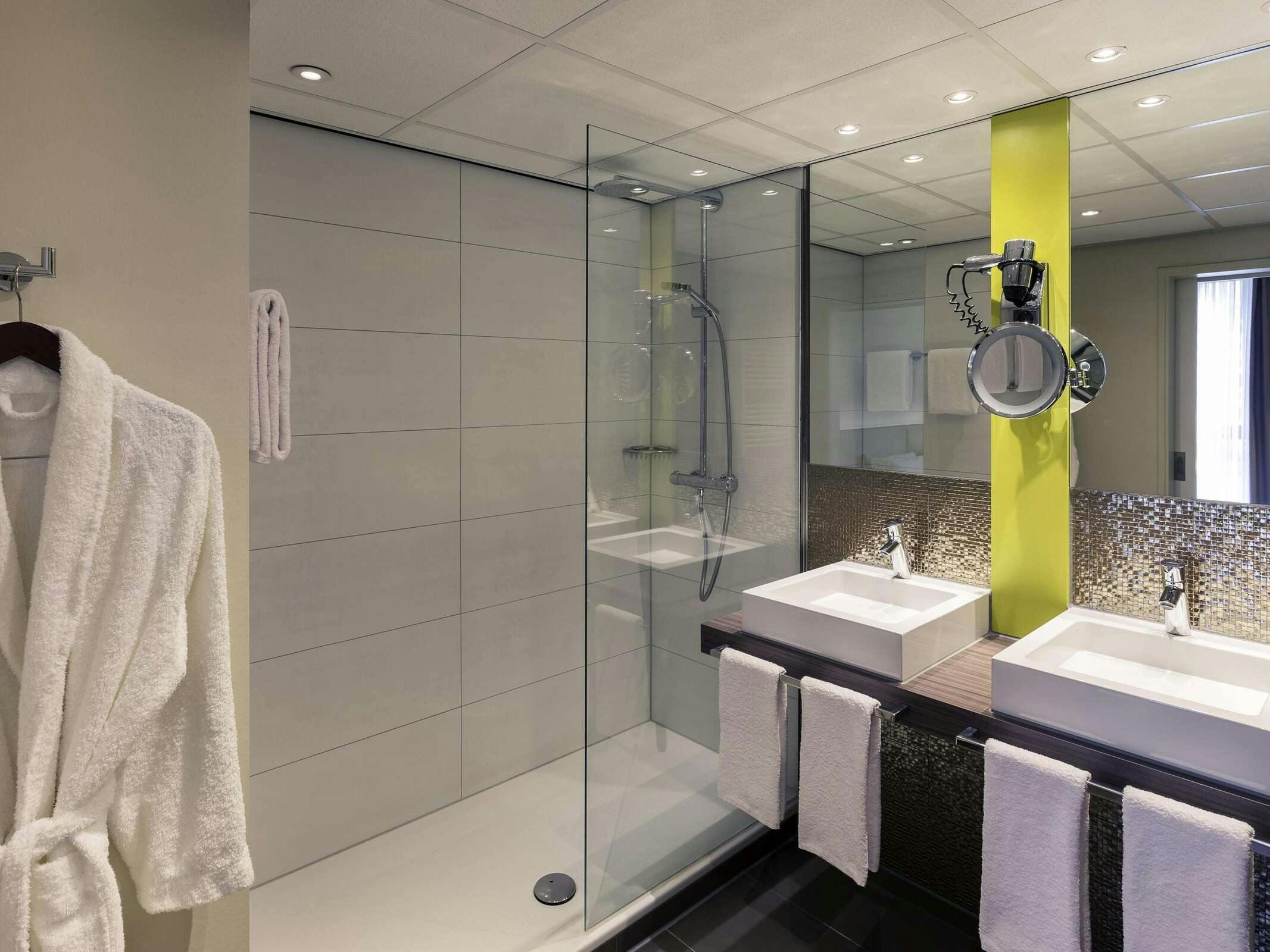 Hotel Mercure Hotel Groningen Martiniplaza photo 3