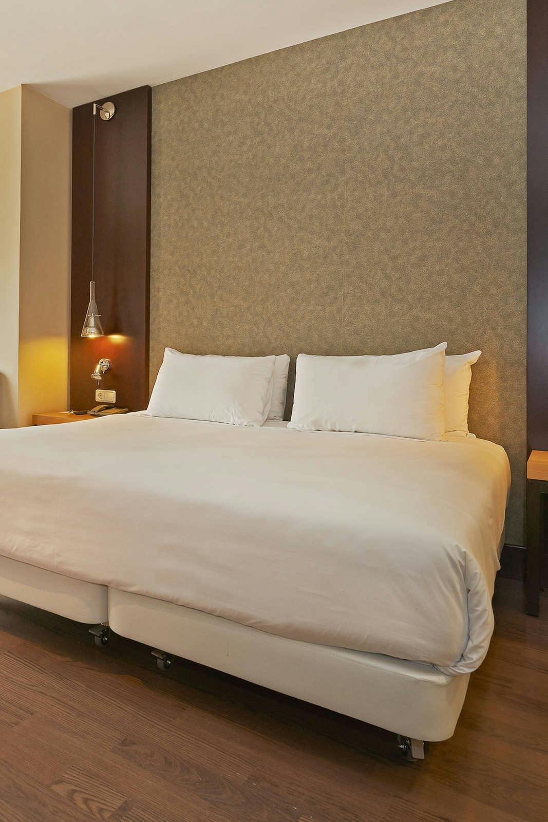 Hotel NH Barcelona Eixample photo 2