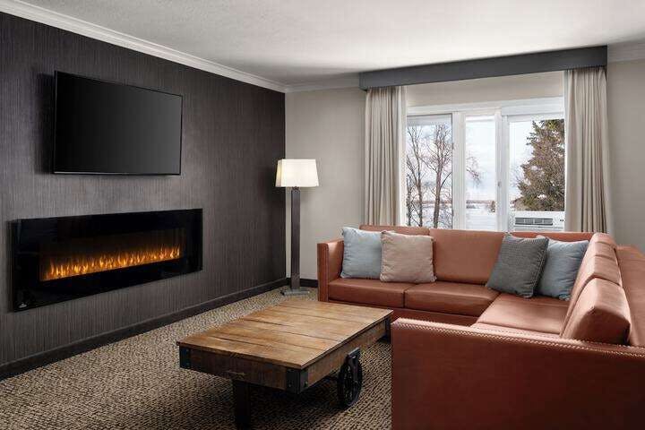 The Lakefront Anchorage - A Millennium Hotel