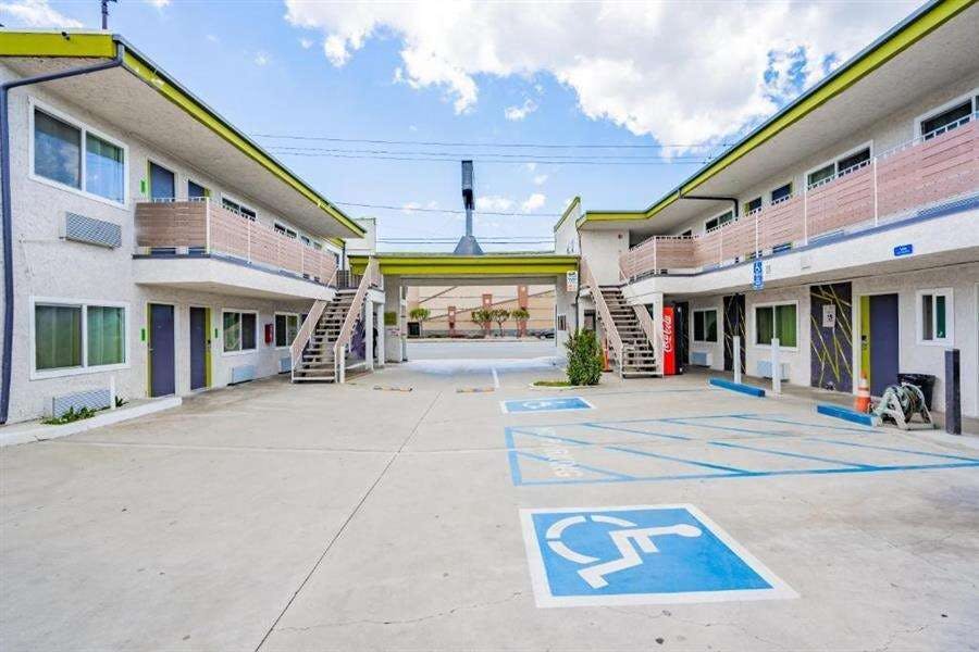 Exclusivo Inn & Suites