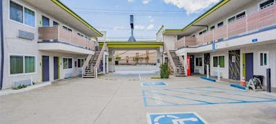 Exclusivo Inn & Suites