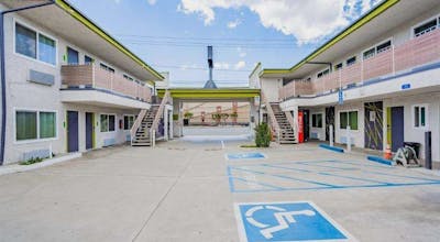 Exclusivo Inn & Suites