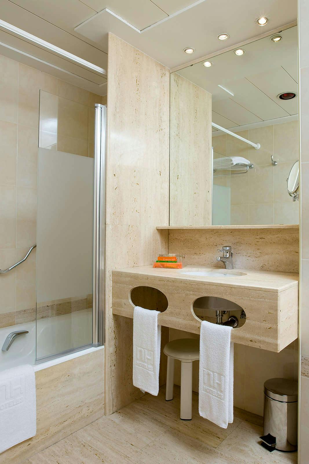 Hotel NH Valencia Center photo 4