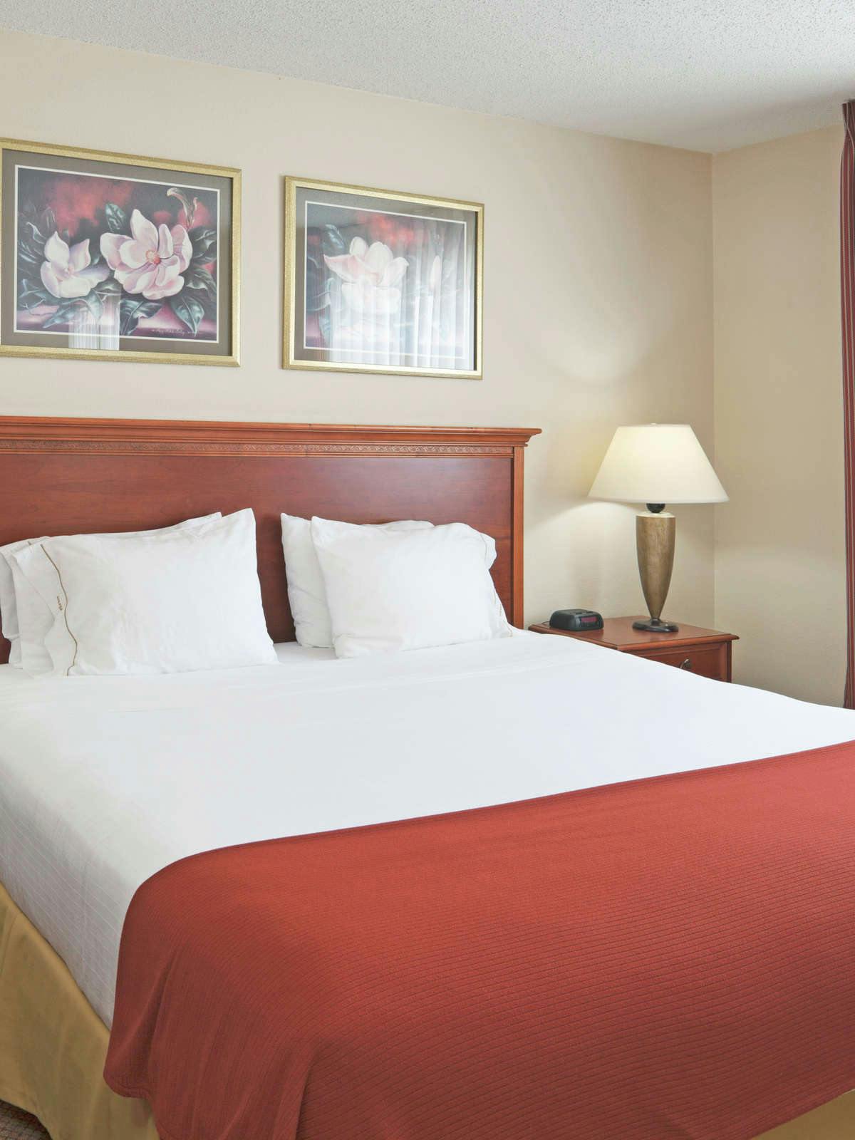 Hotel Holiday Inn Express Marshall photo 1