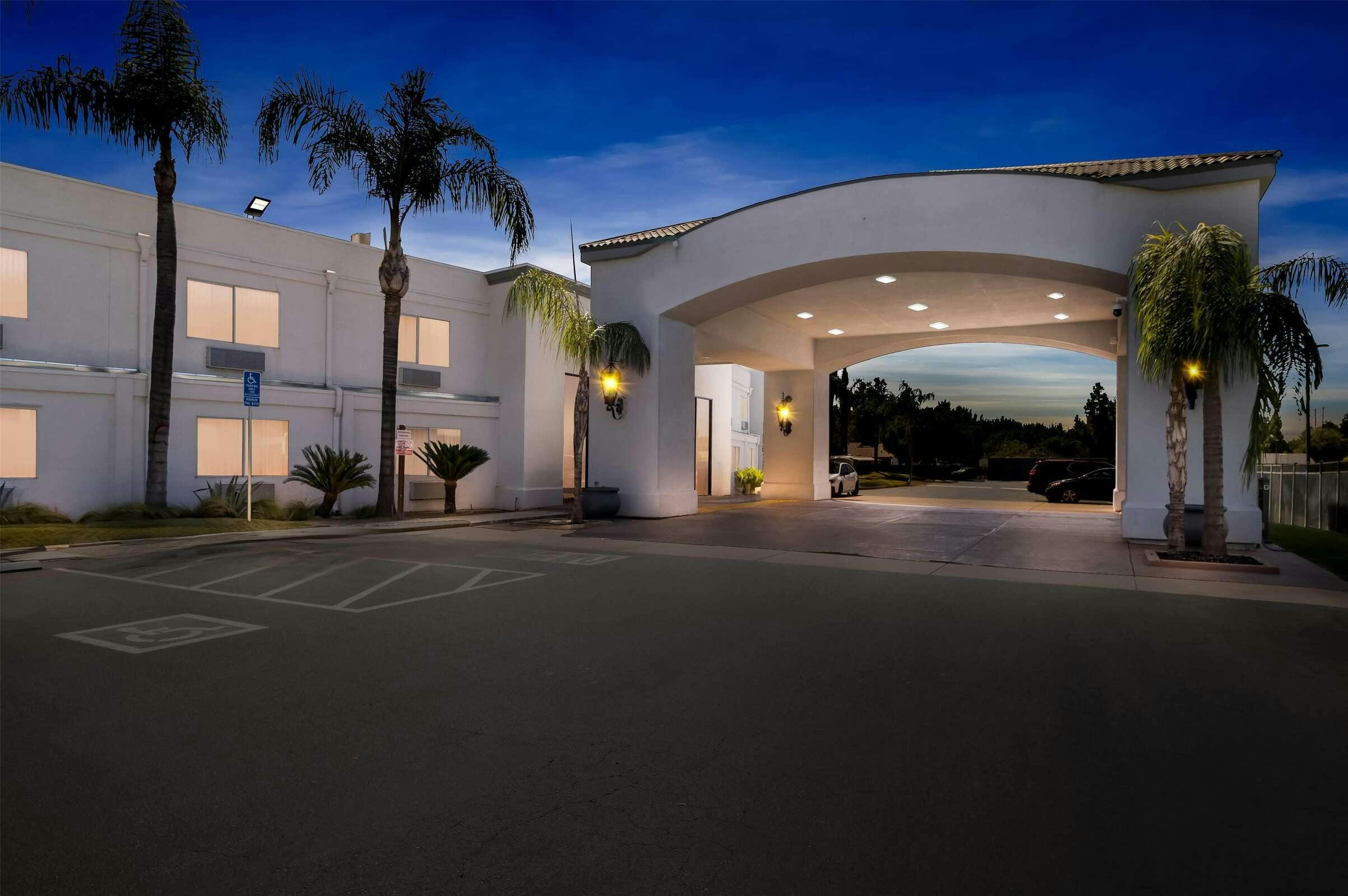 Hotel Hourglass Hotel Trademark Coll photo 1