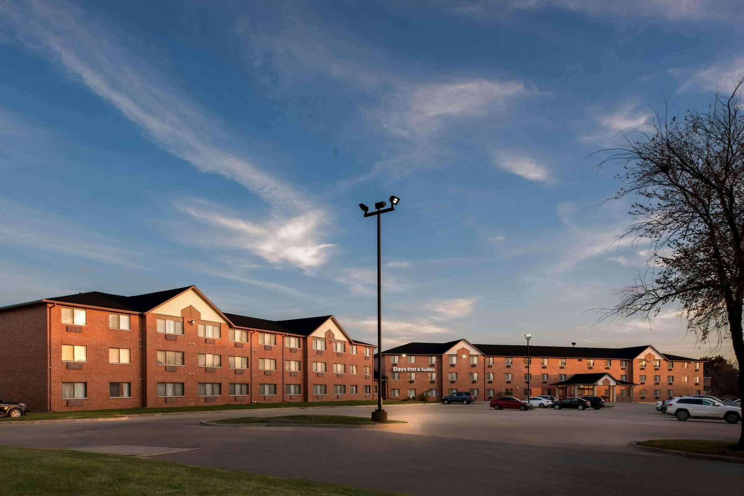 Hotel Days Inn and Suites Des Moines photo 1