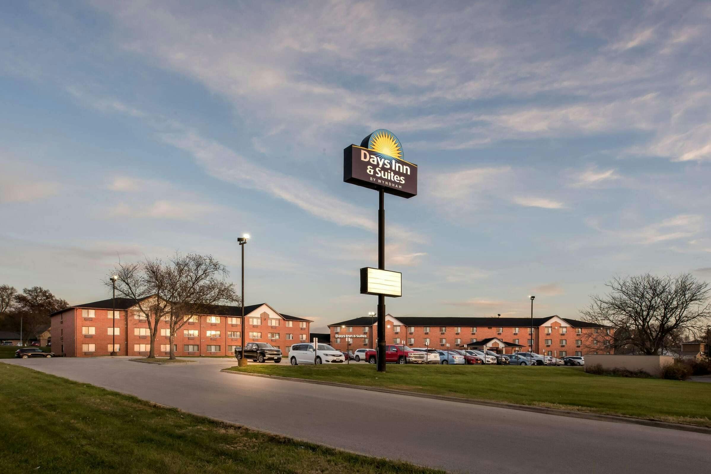 Hotel Days Inn and Suites Des Moines photo 2