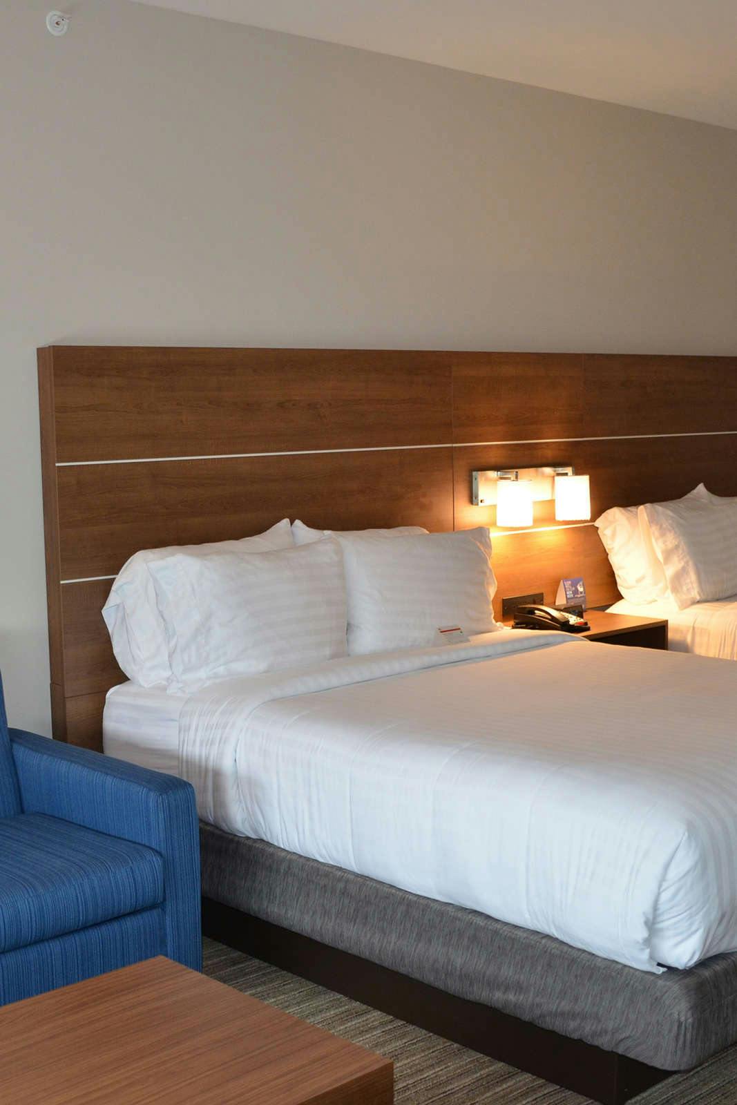 Hotel Holiday Inn Express & Suites Charlotte NE - University Area photo 4