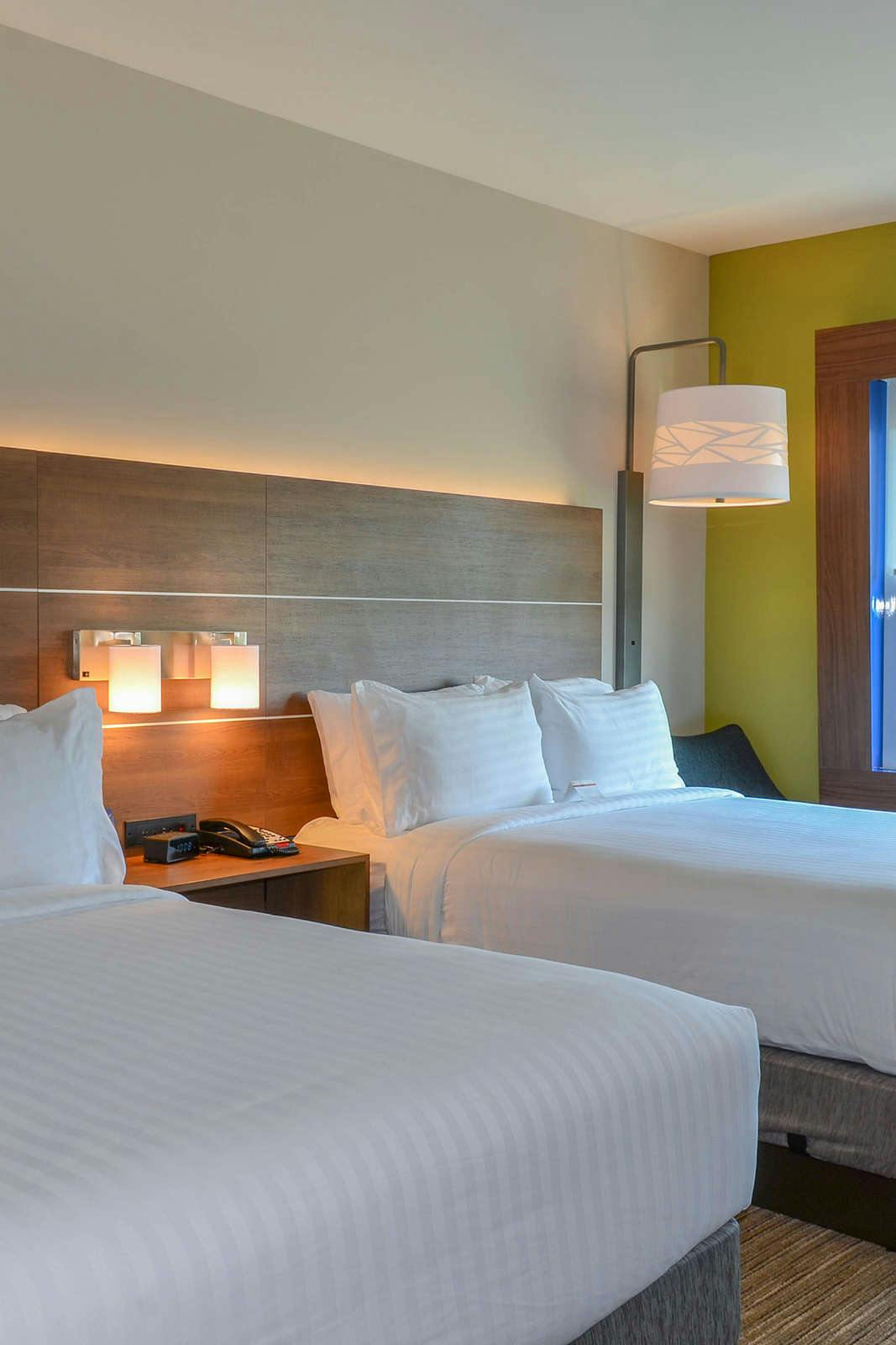 Hotel Holiday Inn Express & Suites Charlotte NE - University Area photo 5