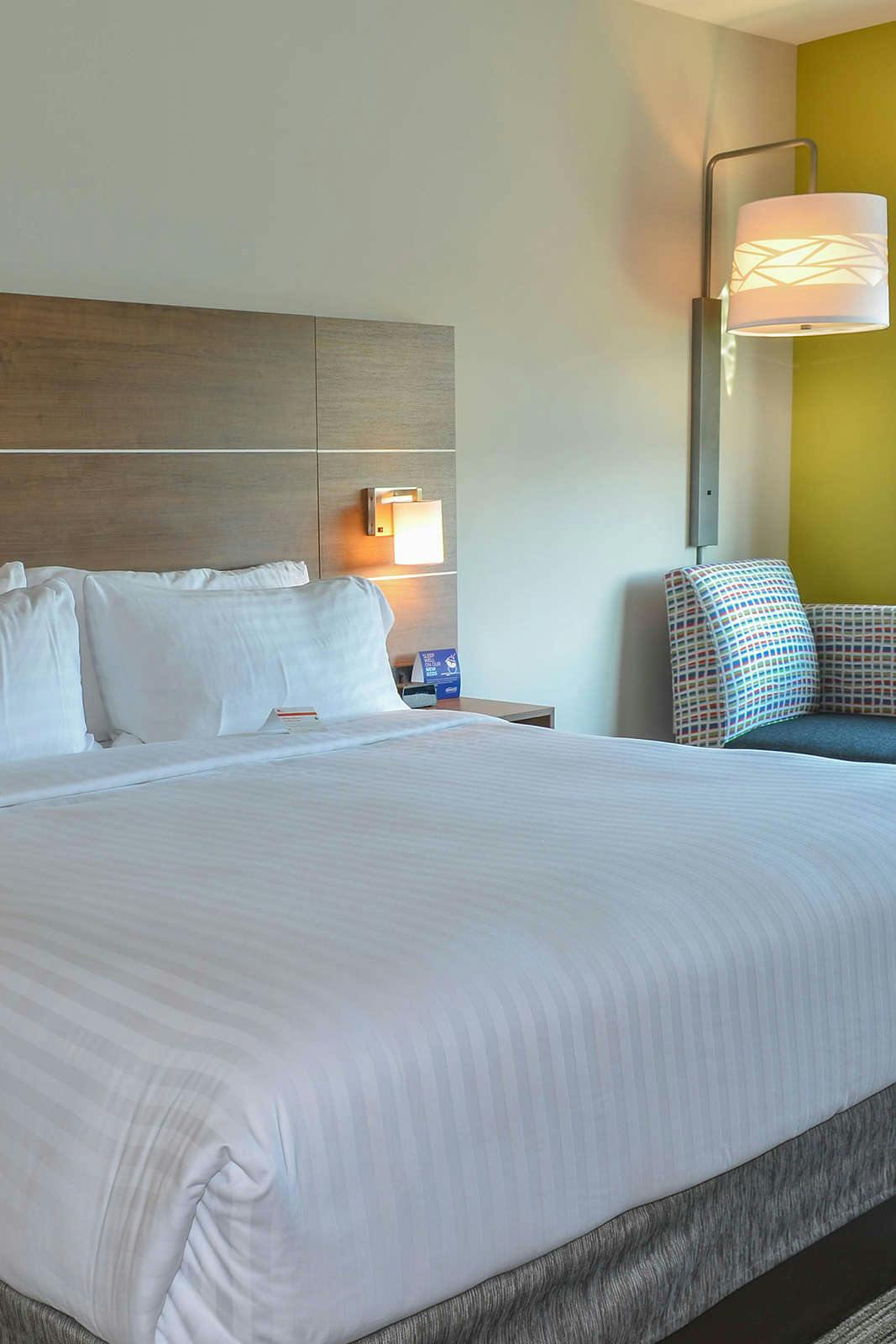 Hotel Holiday Inn Express & Suites Charlotte NE - University Area photo 2