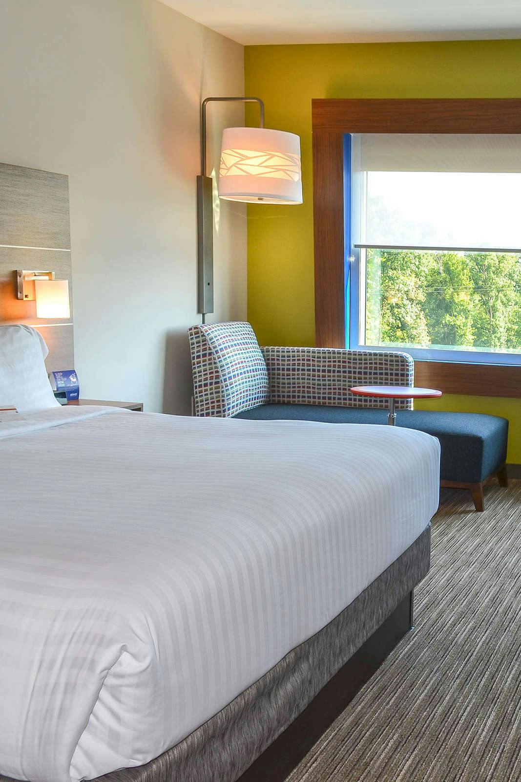 Hotel Holiday Inn Express & Suites Charlotte NE - University Area photo 1