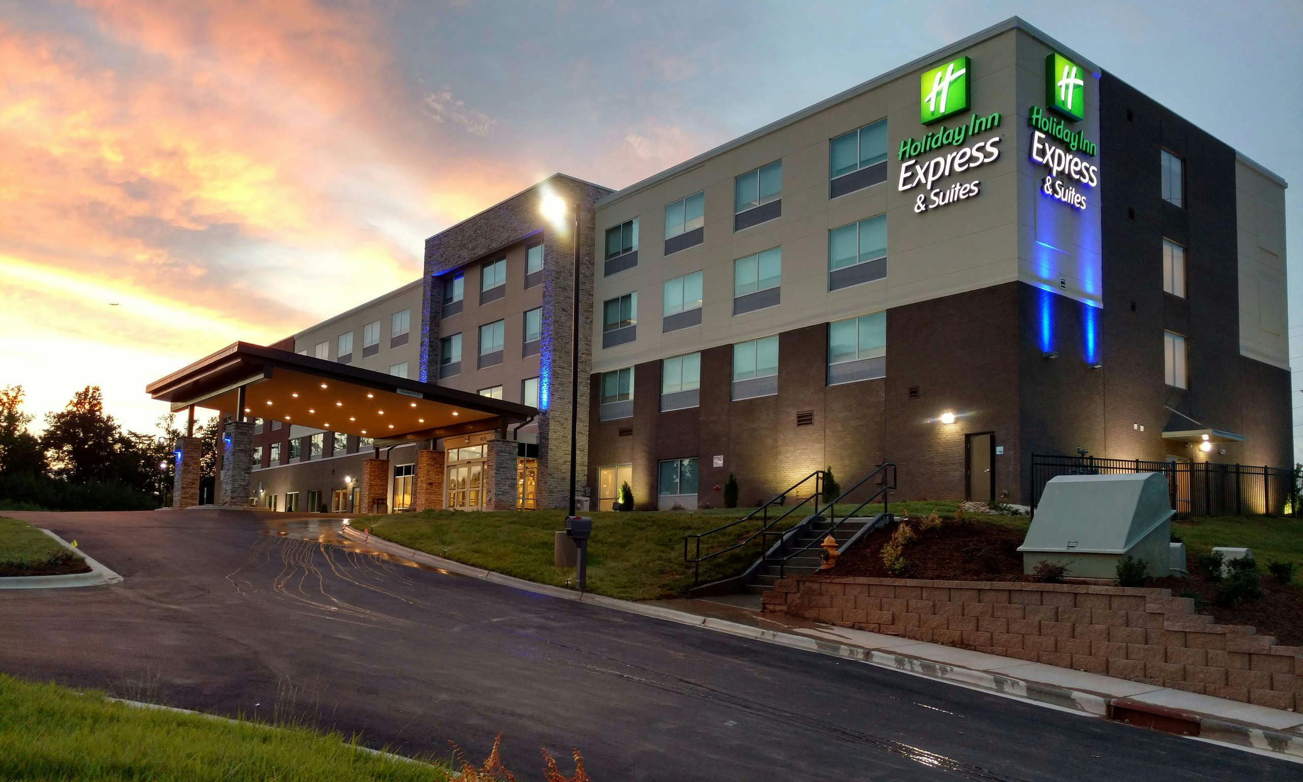 Holiday Inn Express & Suites Charlotte NE - University Area