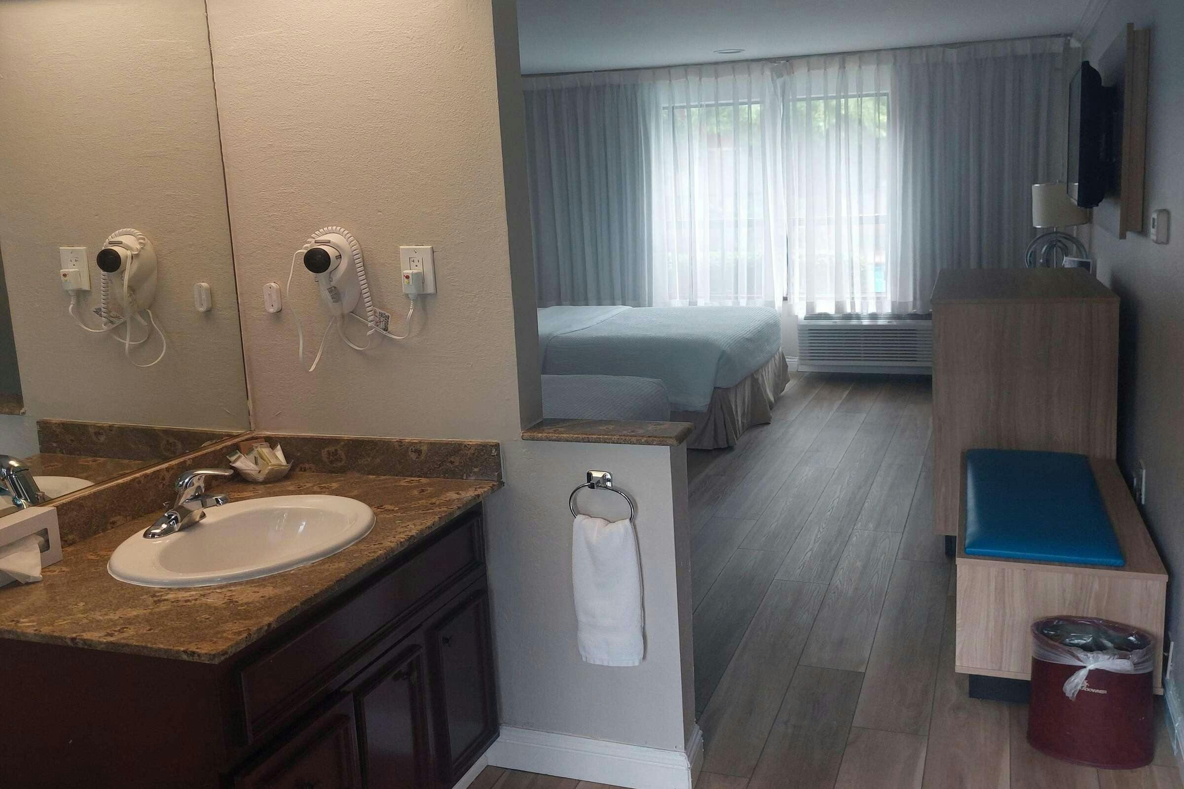 Hotel Days Inn Suites MT View photo 5