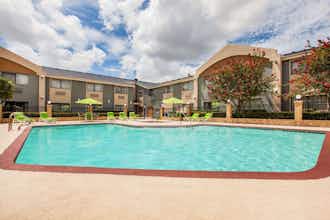 Hotel Days Inn And Suites photo 1