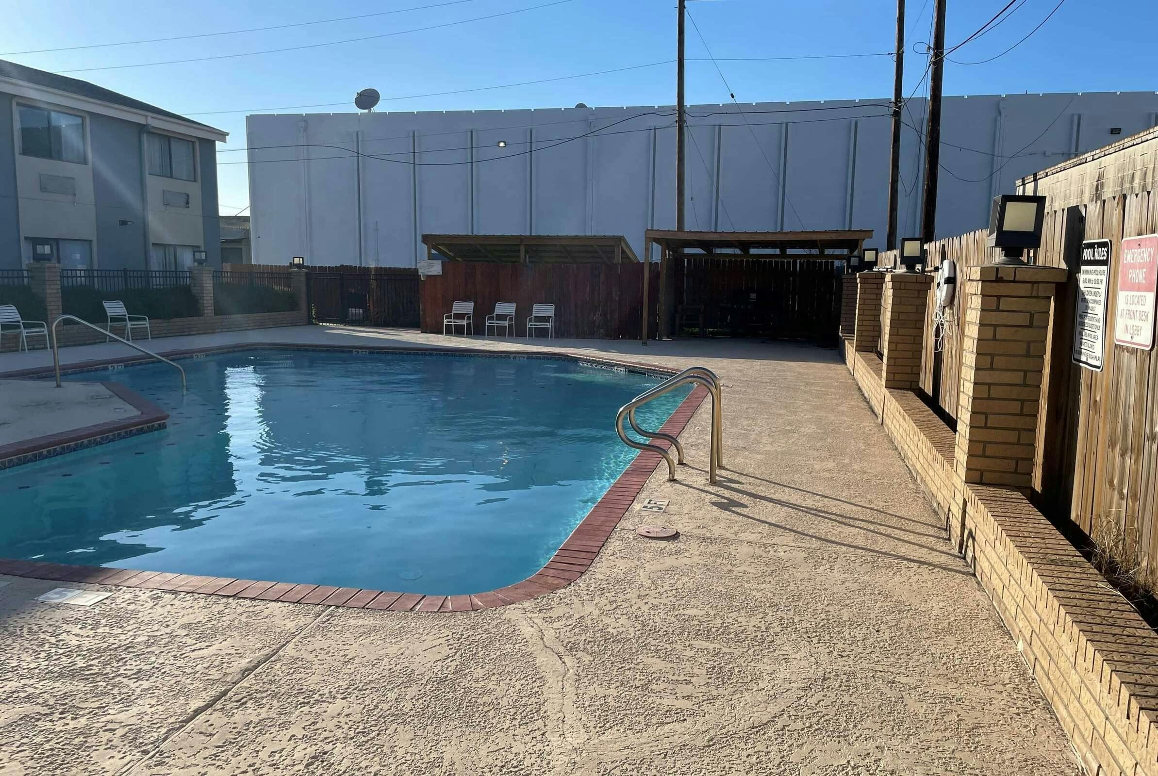 Hotel Days Inn And Suites photo 2
