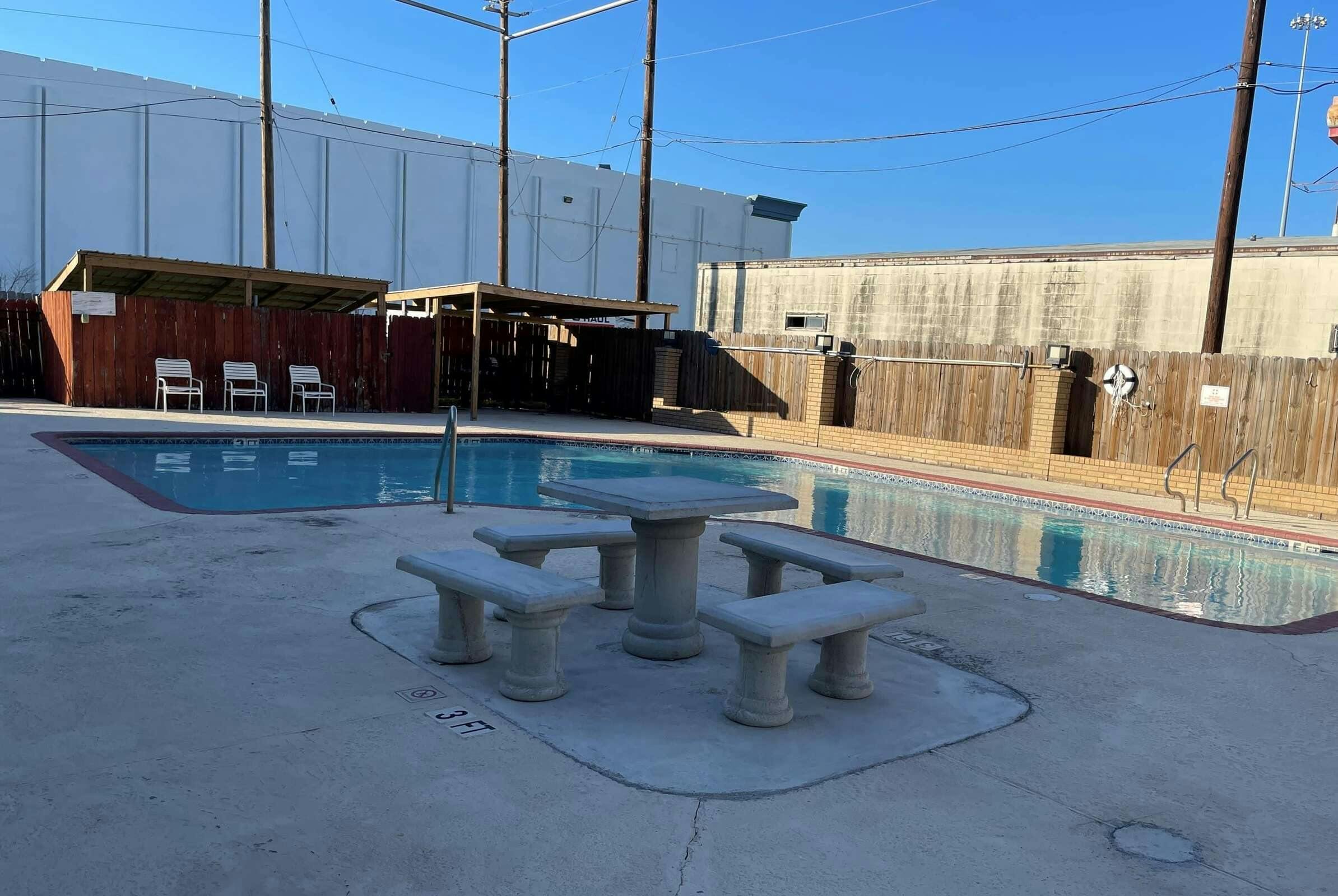 Hotel Days Inn And Suites photo 3