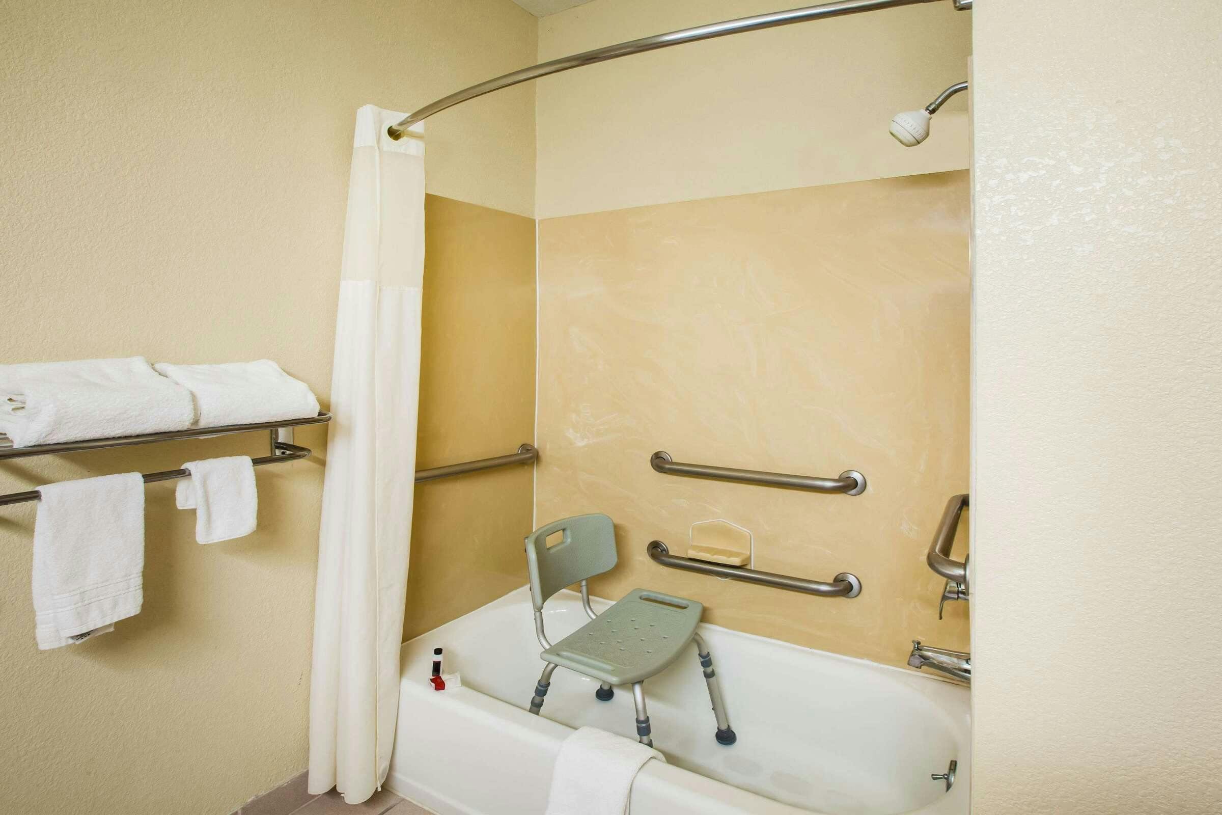 Hotel Days Inn And Suites photo 5