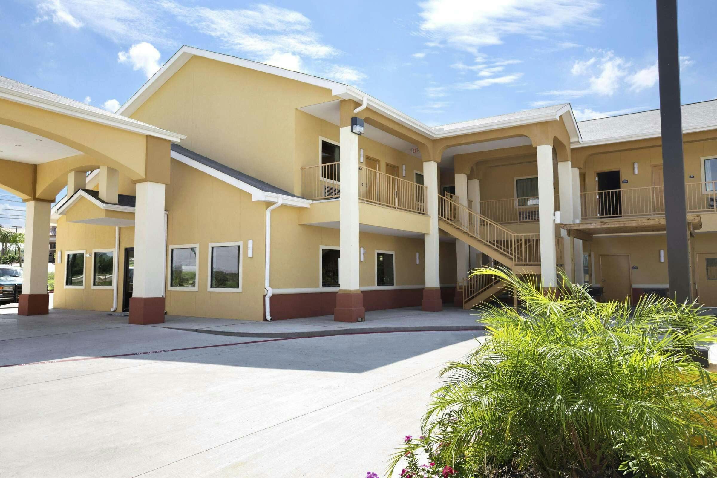 Days Inn and Suites Gonzales