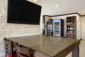 Hotel Days Inn and Suites Gonzales photo 1