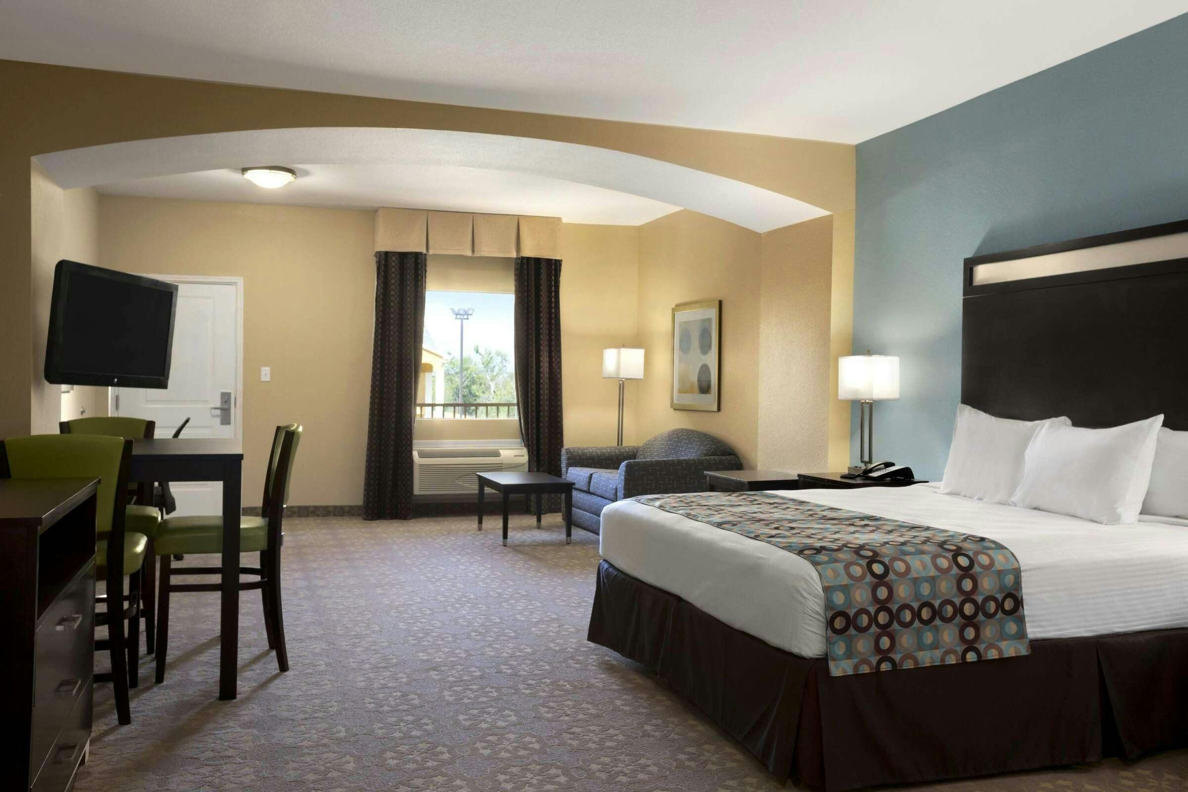 Hotel Days Inn and Suites Gonzales photo 2