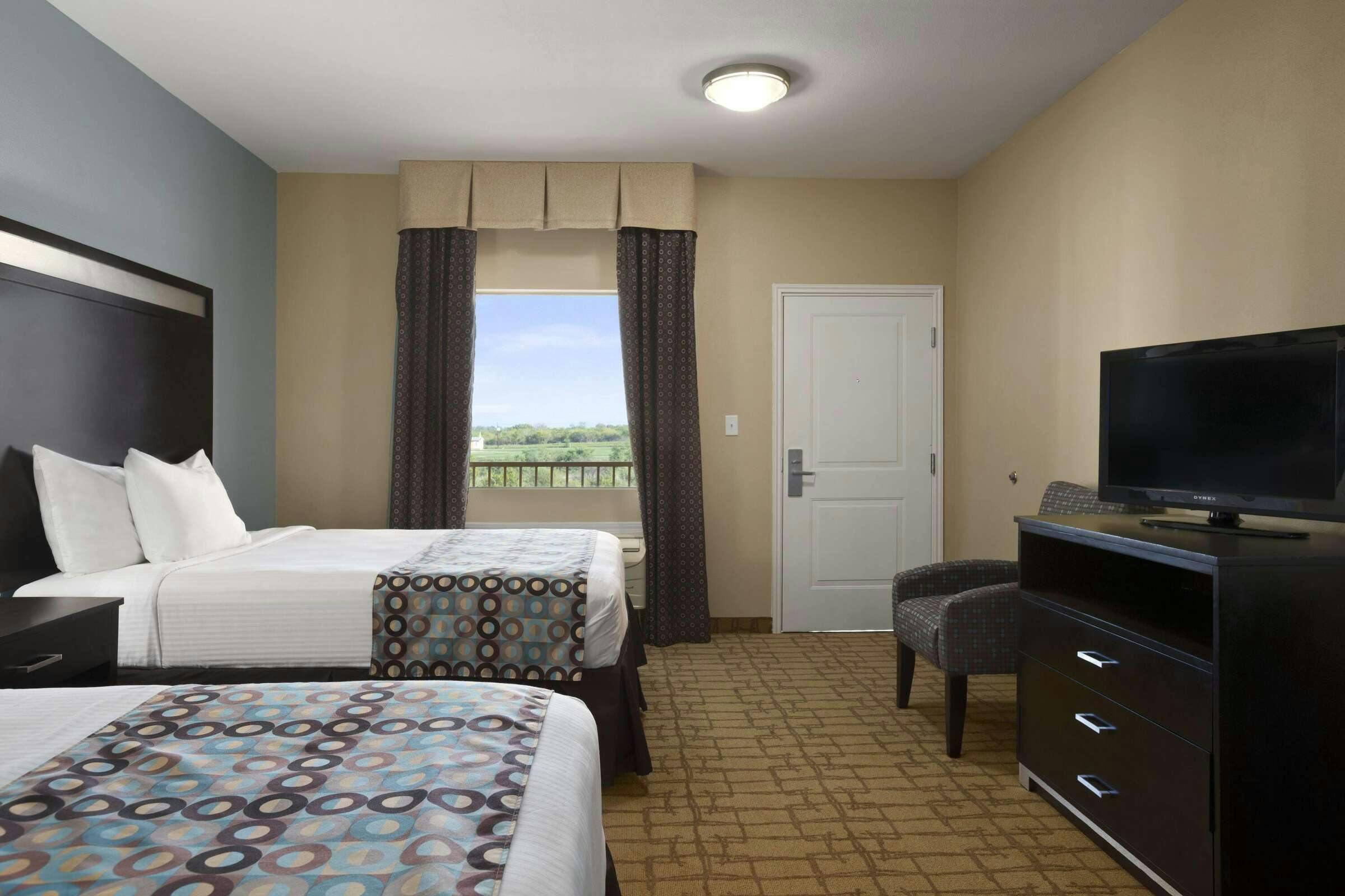 Hotel Days Inn and Suites Gonzales photo 3