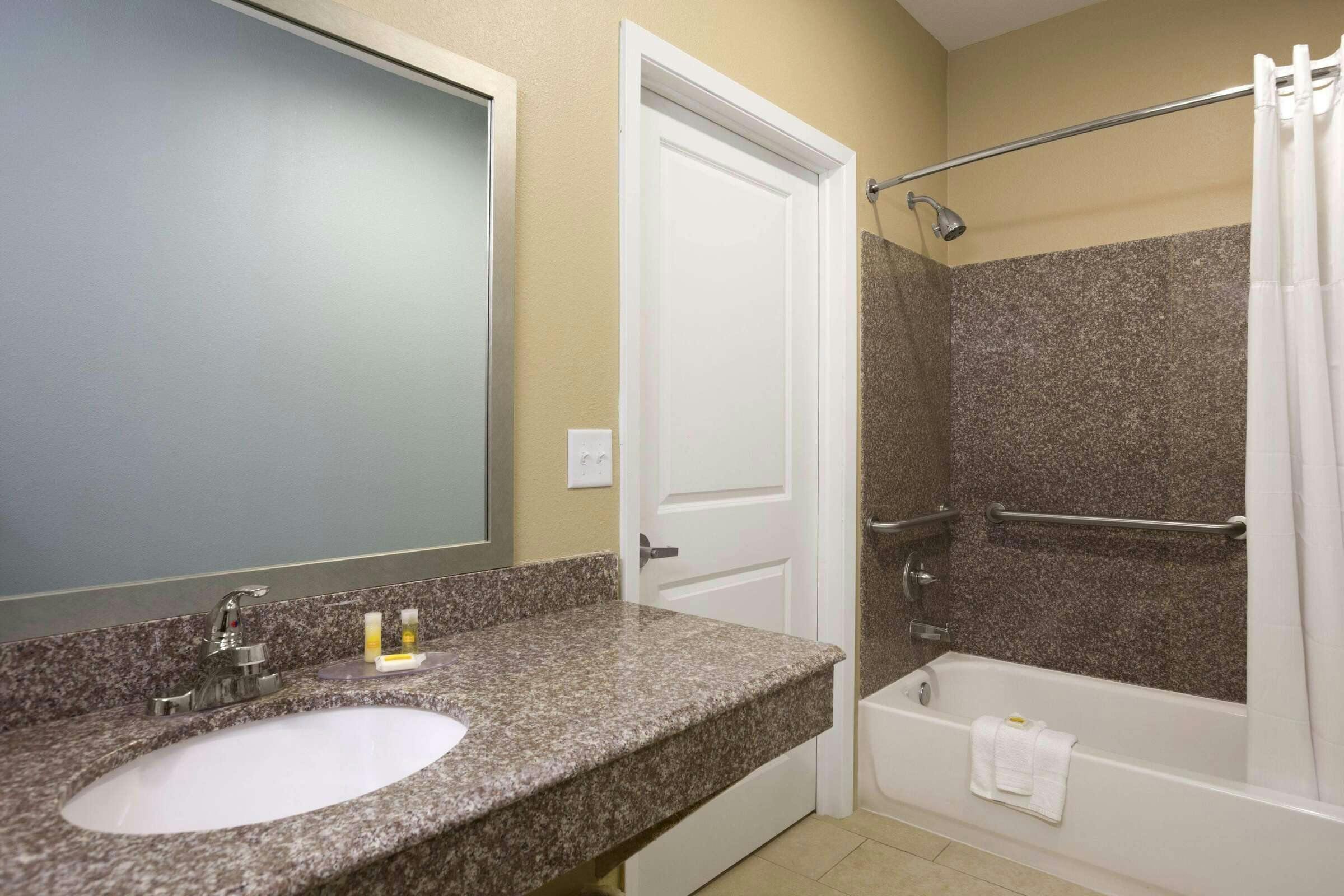 Hotel Days Inn and Suites Gonzales photo 4