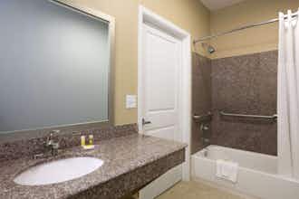 Hotel Days Inn and Suites Gonzales photo 4
