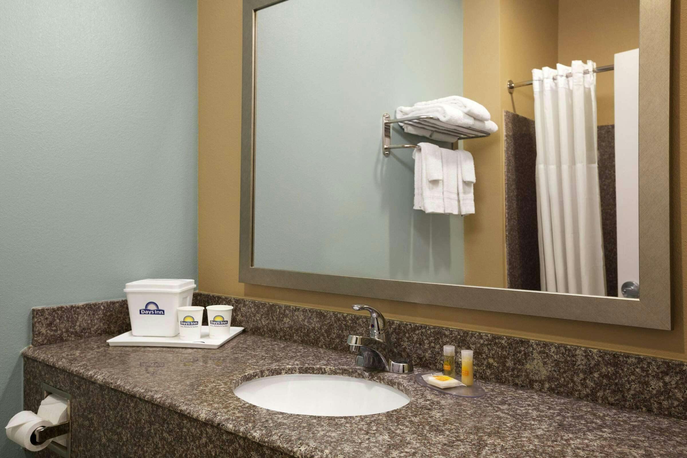Hotel Days Inn and Suites Gonzales photo 5