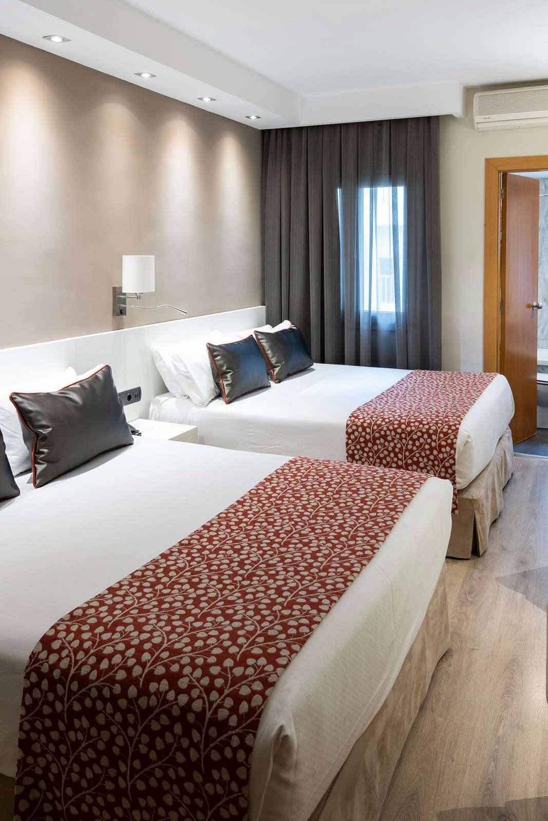 Hotel Catalonia Castellnou photo 1