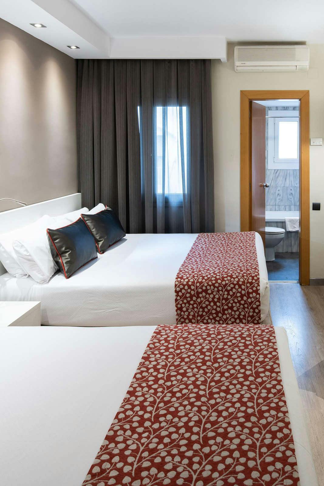 Hotel Catalonia Castellnou photo 2