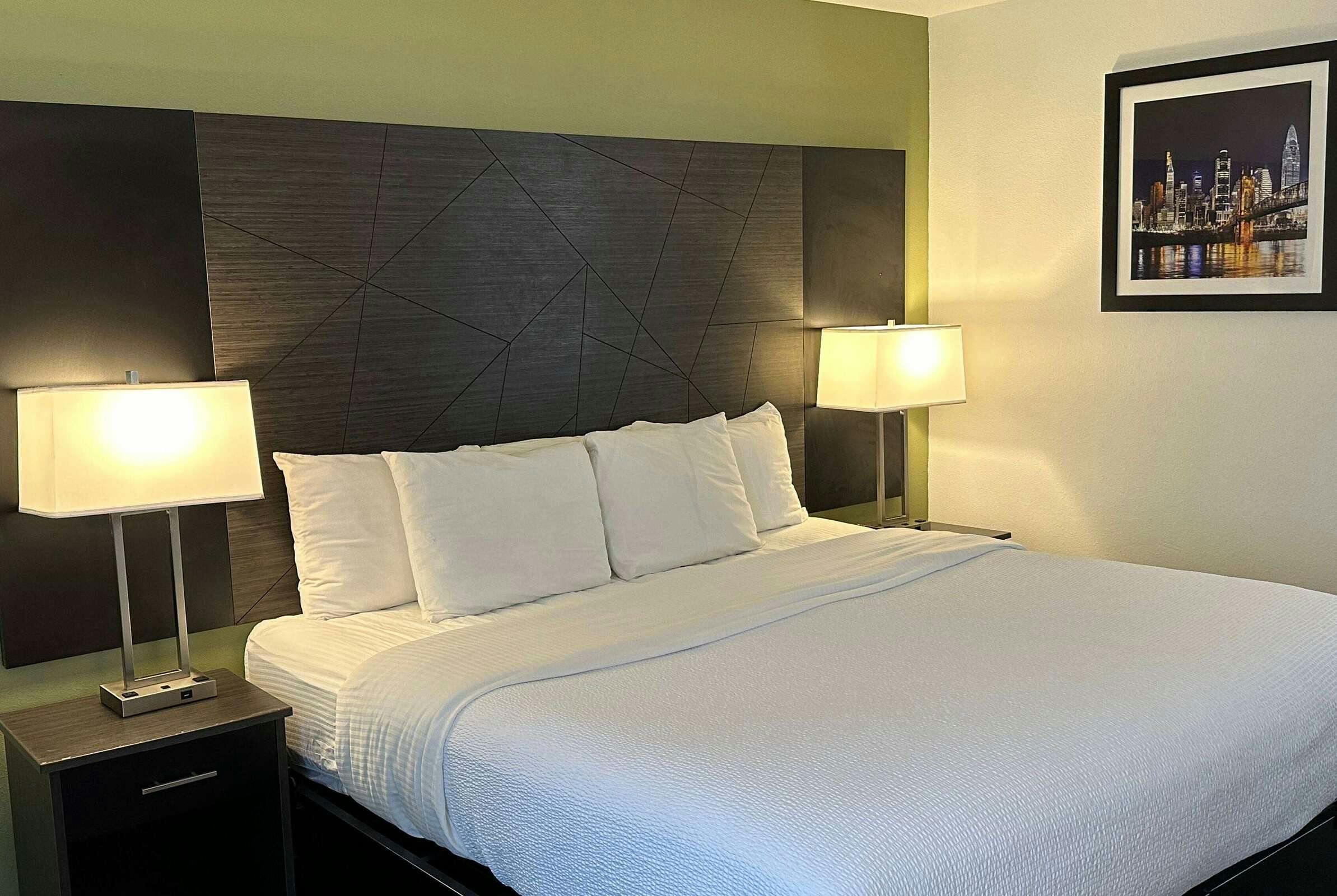 Hotel LQ by Wyndham Cincinnati North photo 2
