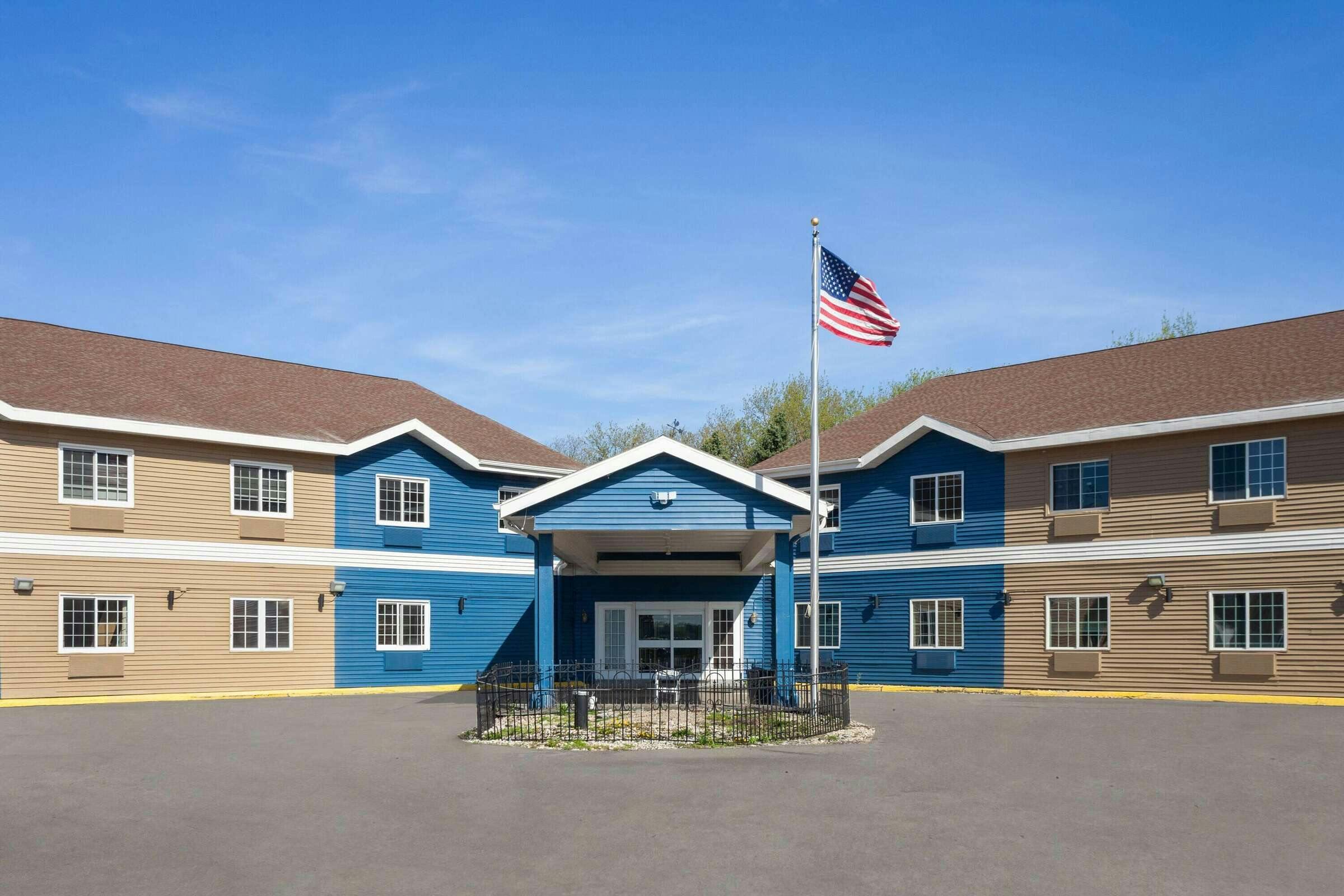 Hotel AmericInn Lake Mills photo 1