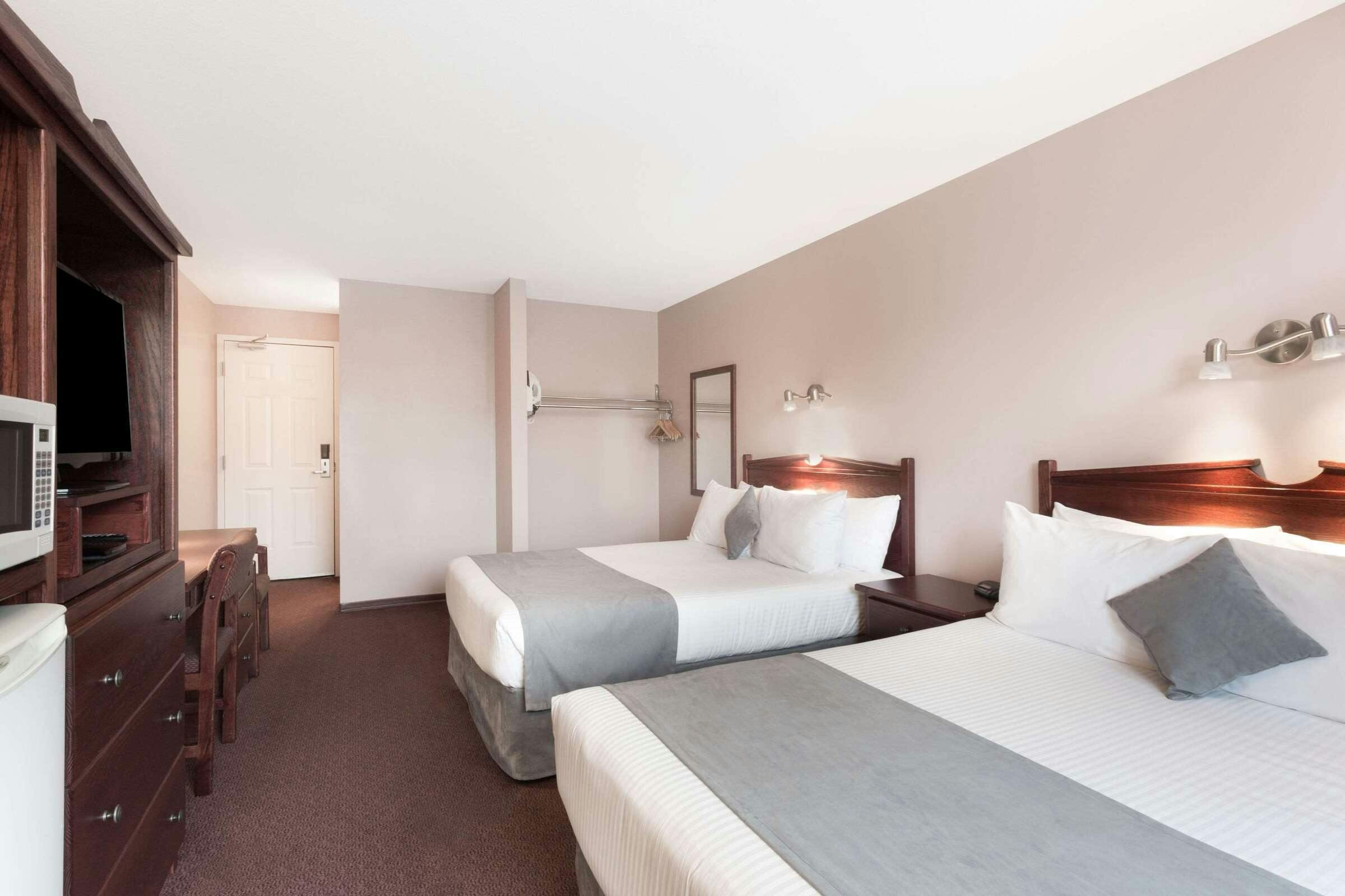 Hotel Super 8 Lake Country/Winfield photo 2