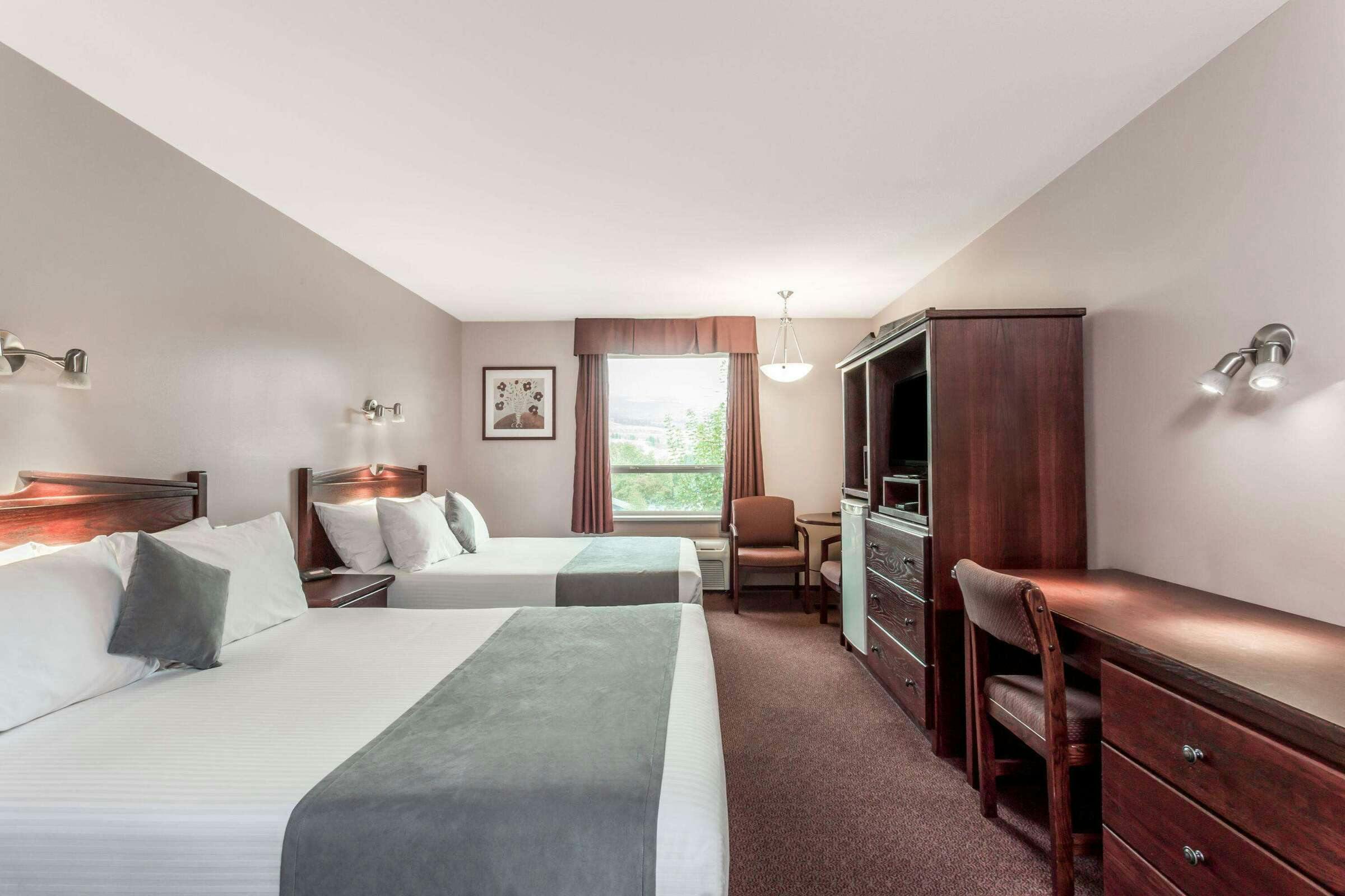 Hotel Super 8 Lake Country/Winfield photo 3