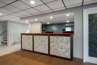 Hotel Baymont Waukesha photo 1