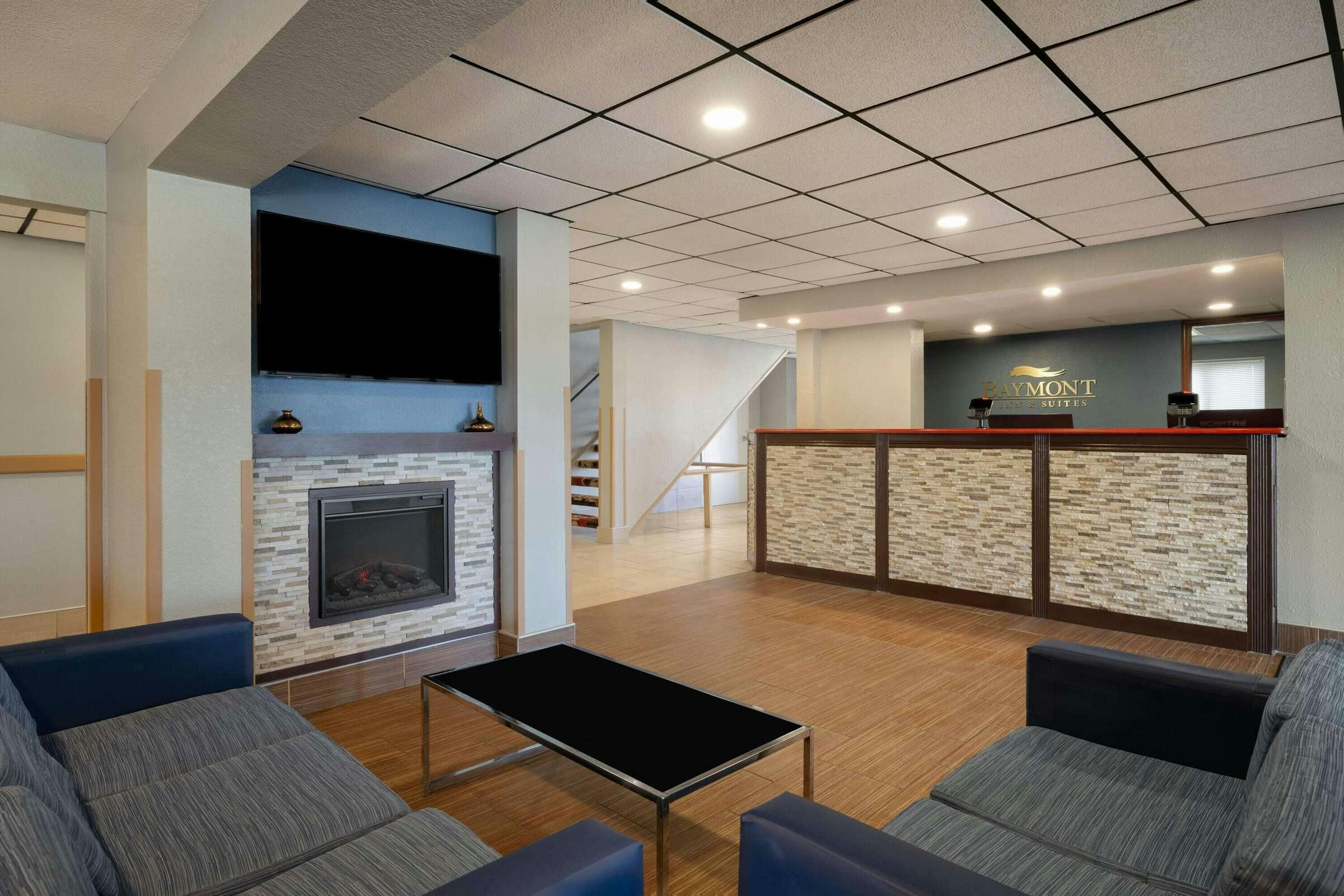 Hotel Baymont Waukesha photo 2