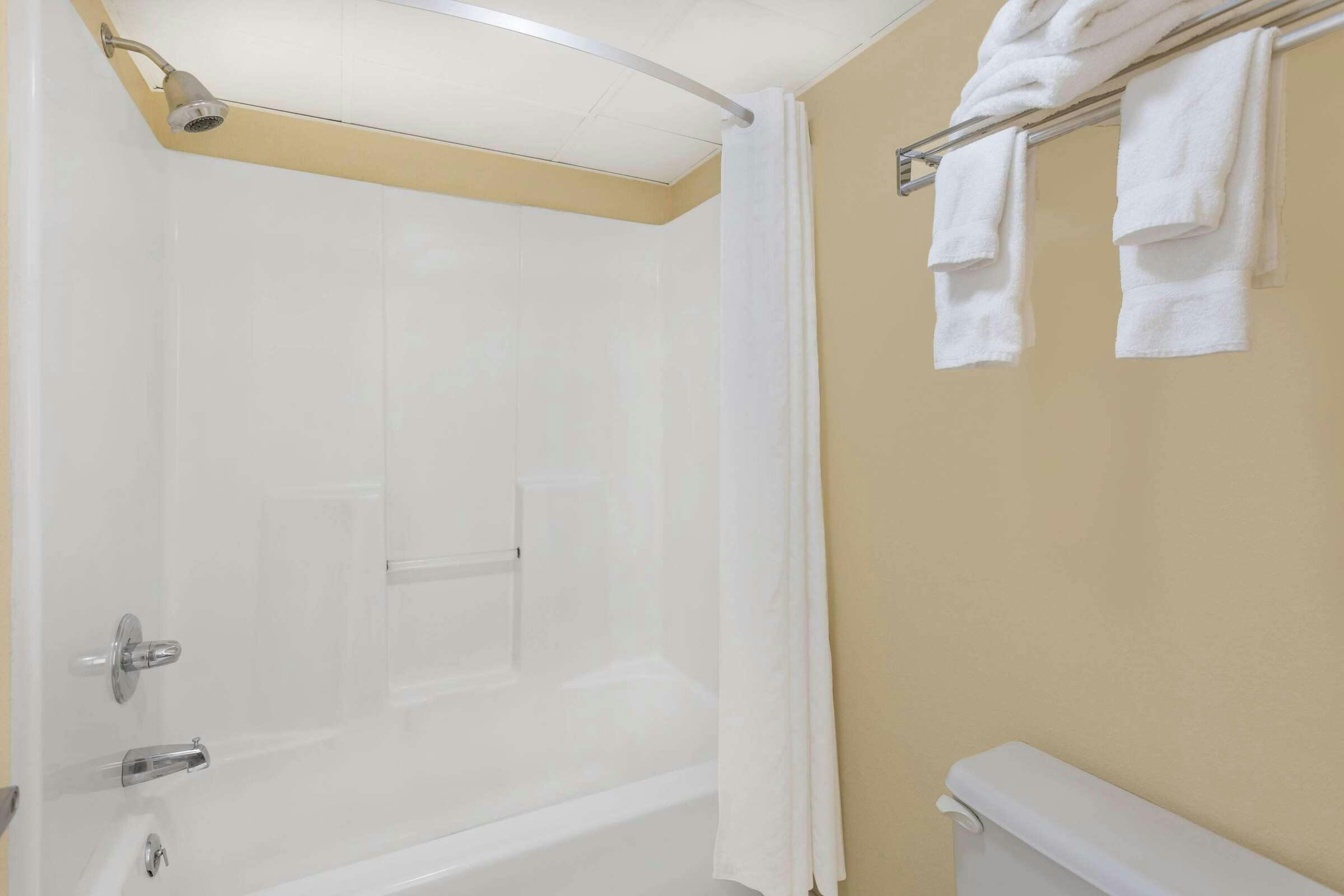 Hotel Baymont Sevierville photo 4